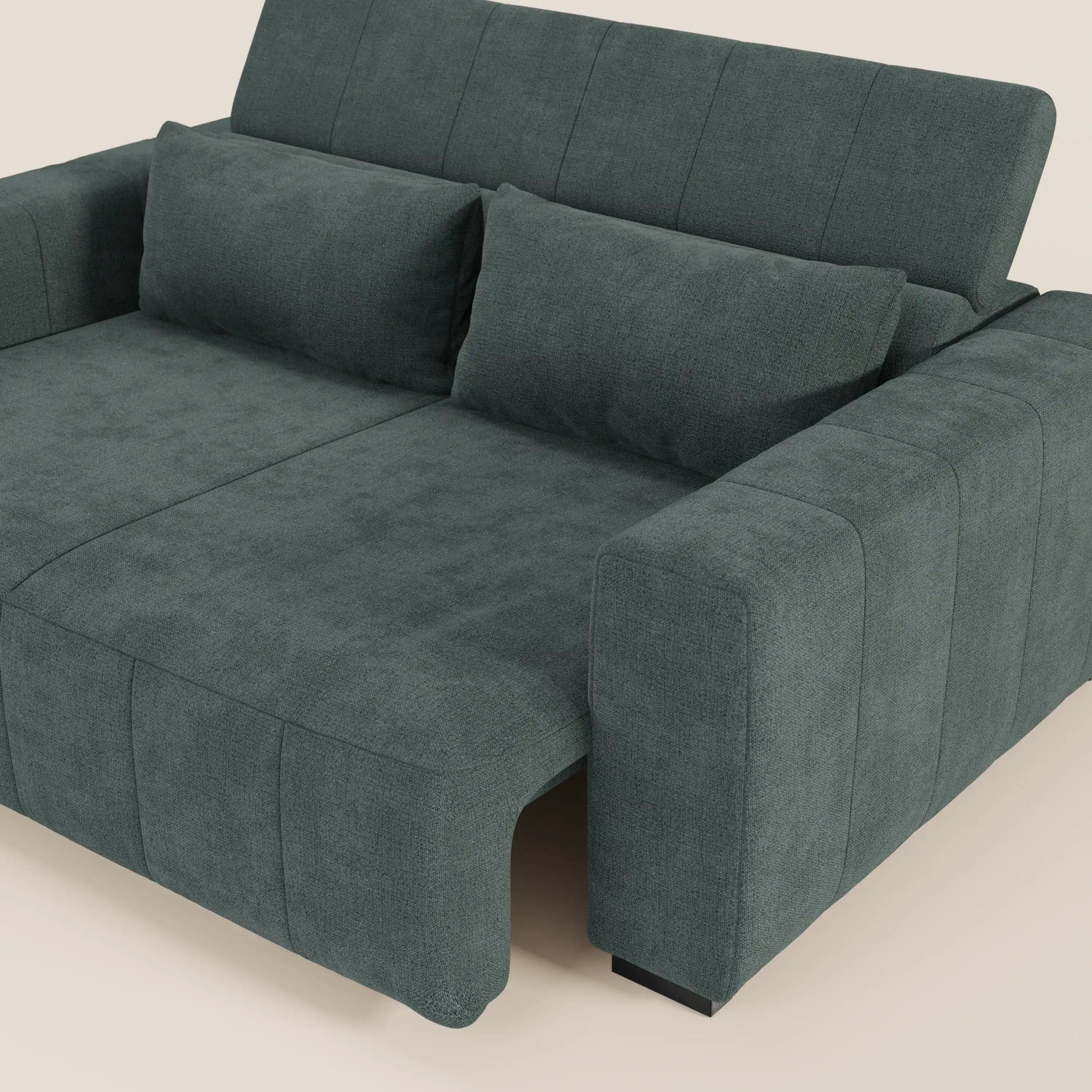 Il divano Doric 3 posti di Divani.Store è caratterizzato da tessuto T23 lavabile verde intenso, ampi braccioli, due cuscini di schienale coordinati e sedute allungabili con funzione relax elettrica e poggiatesta reclinabile, raffigurate parzialmente allungate su sfondo beige chiaro.