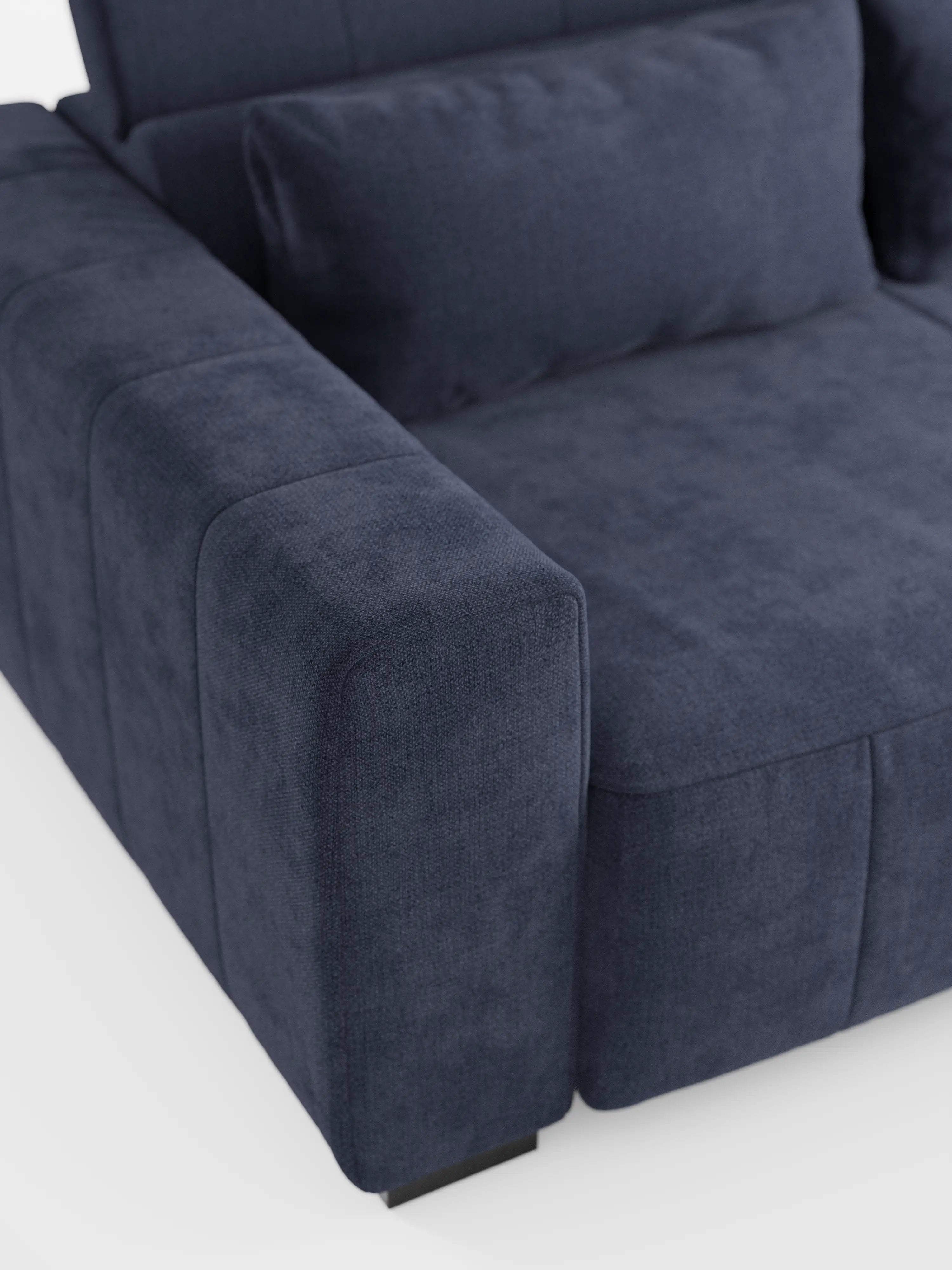 Un primo piano del divano angolare dorico con penisola e sedute allungabili con funzione relax elettrica di Divani.Store, realizzato in tessuto smacchiabile T23, ne mette in risalto gli ampi braccioli, i cuscini di seduta profondi e il cuscino rettangolare dello schienale abbinato. Questo divano dal design moderno è caratterizzato da un tessuto morbido e piacevole al tatto e da una silhouette slanciata e squadrata con poggiatesta regolabili, che risalta con eleganza su uno sfondo bianco a tinta unita.