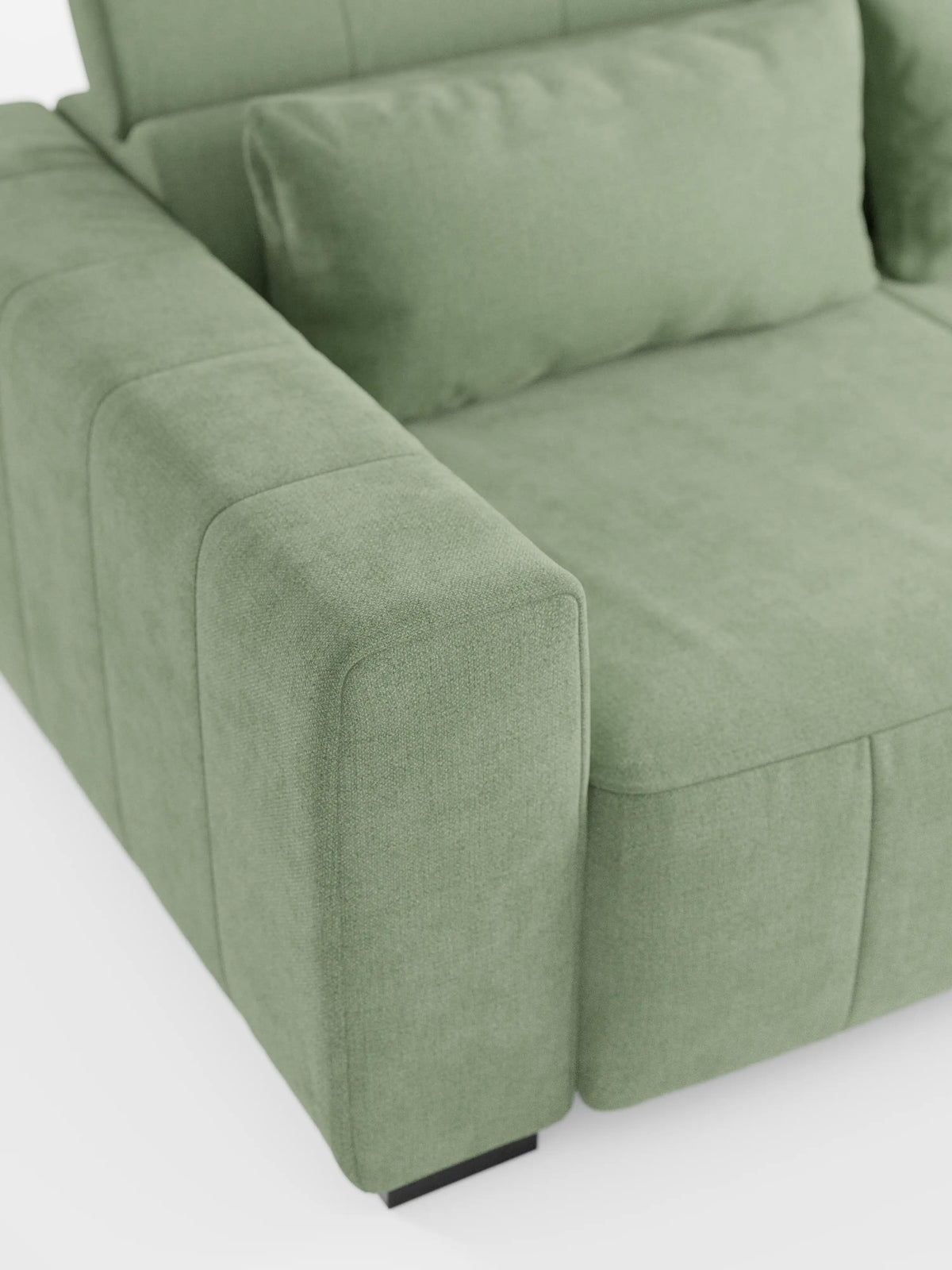 Un primo piano dell'angolo sinistro del divano dorico angolare con penisola e sedute allungabili con relax elettrico – poggiatesta reclinabili in tessuto smacchiabile T23 di Divani.Store, caratterizzato da un design squadrato, ampi braccioli e un cuscino dello schienale rettangolare abbinato. Il rivestimento verde chiaro dall’aspetto morbido poggia su piccoli piedini neri su uno sfondo bianco.