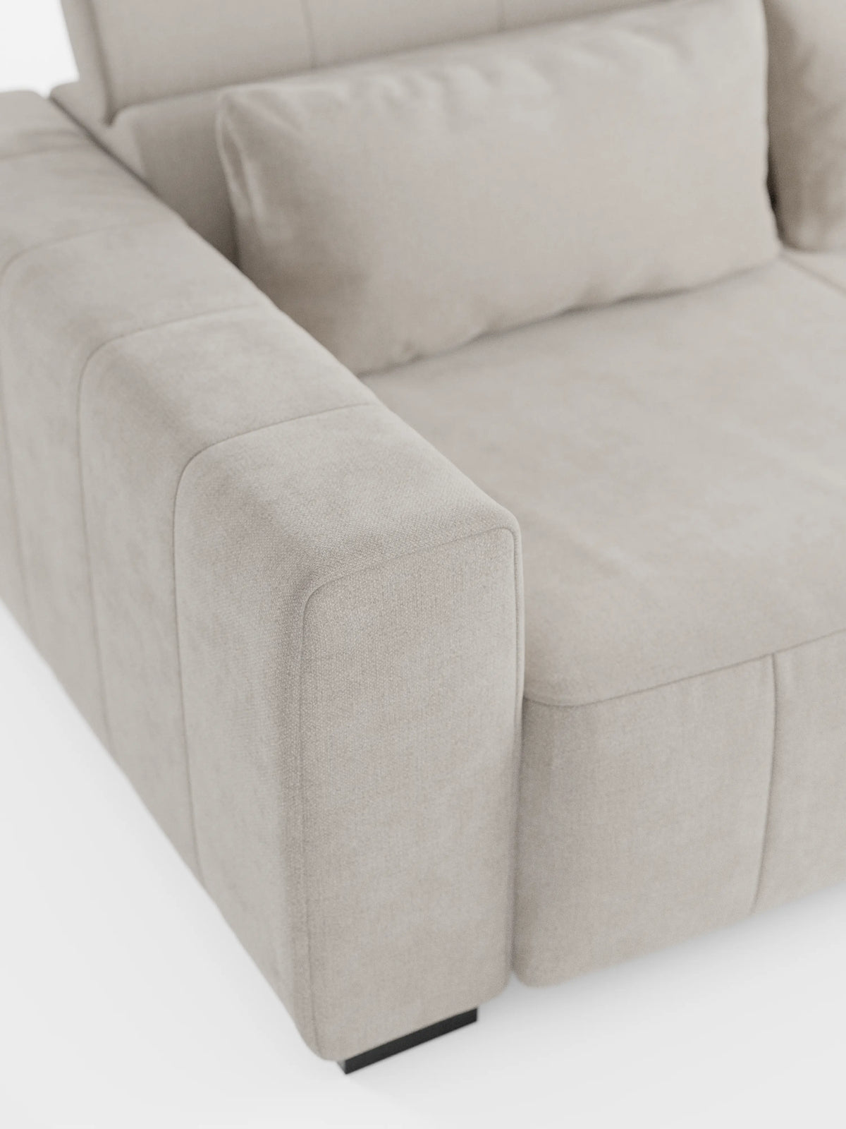 Un primo piano del divano angolare Doric con penisola e sedute allungabili con funzione relax elettrica di Divani.Store, rivestito in morbido tessuto T23 resistente alle macchie. Questo moderno divano beige presenta ampi braccioli, un cuscino dello schienale rettangolare e una parte della seduta allungabile. I poggiatesta reclinabili e i piedini rettangolari neri di bassa altezza completano il suo design contemporaneo, che risalta su uno sfondo bianco a tinta unita.