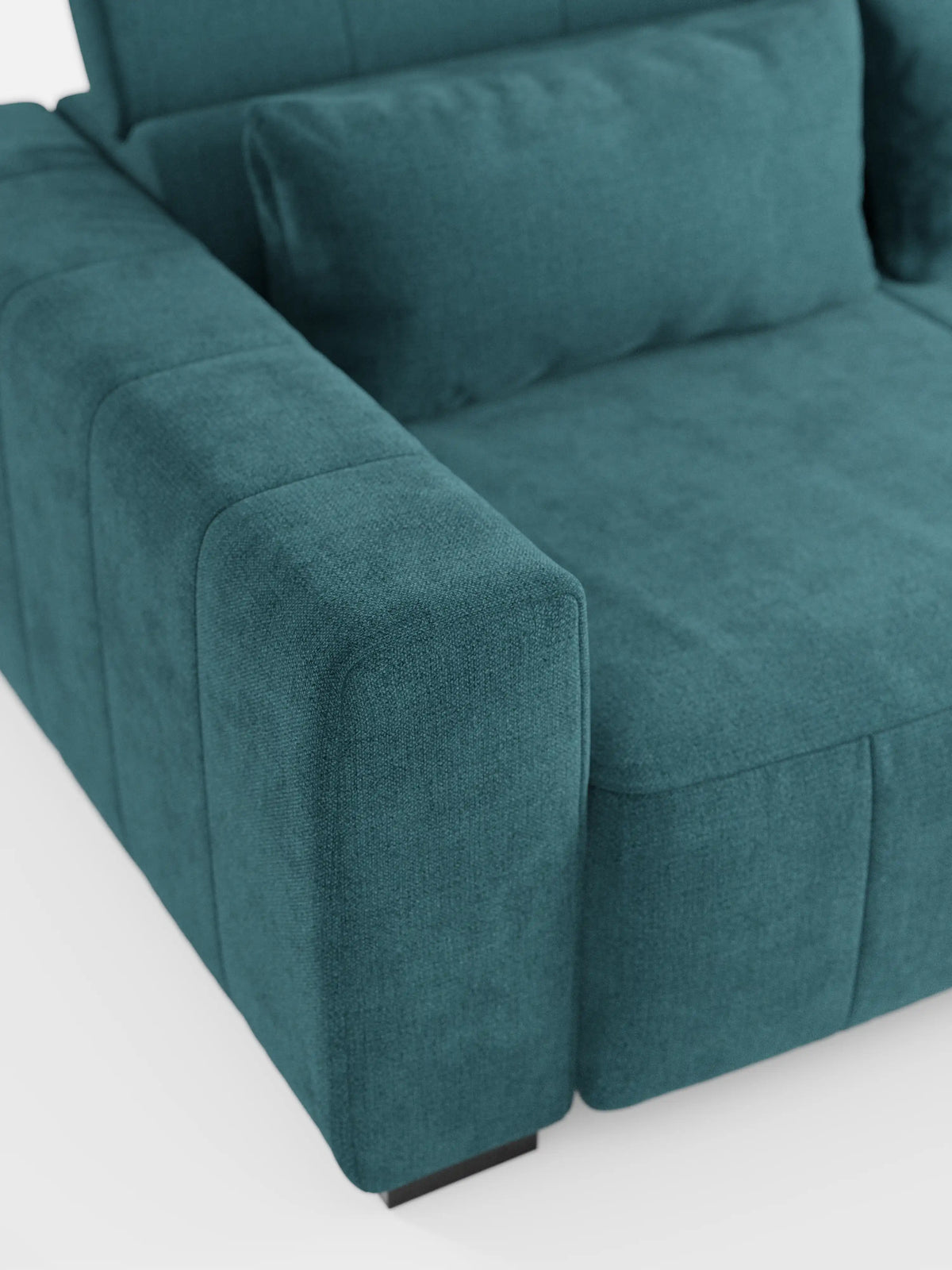 Primo piano del divano angolare con penisola e sedute allungabili con relax elettrico “Doric” di Divani.Store, rivestito con un moderno tessuto T23 color verde acqua, resistente alle macchie. Il divano presenta un ampio bracciolo, una seduta imbottita, un cuscino rettangolare abbinato per lo schienale e poggiatesta regolabili, il tutto sostenuto da gambe corte di colore scuro su uno sfondo bianco a tinta unita.