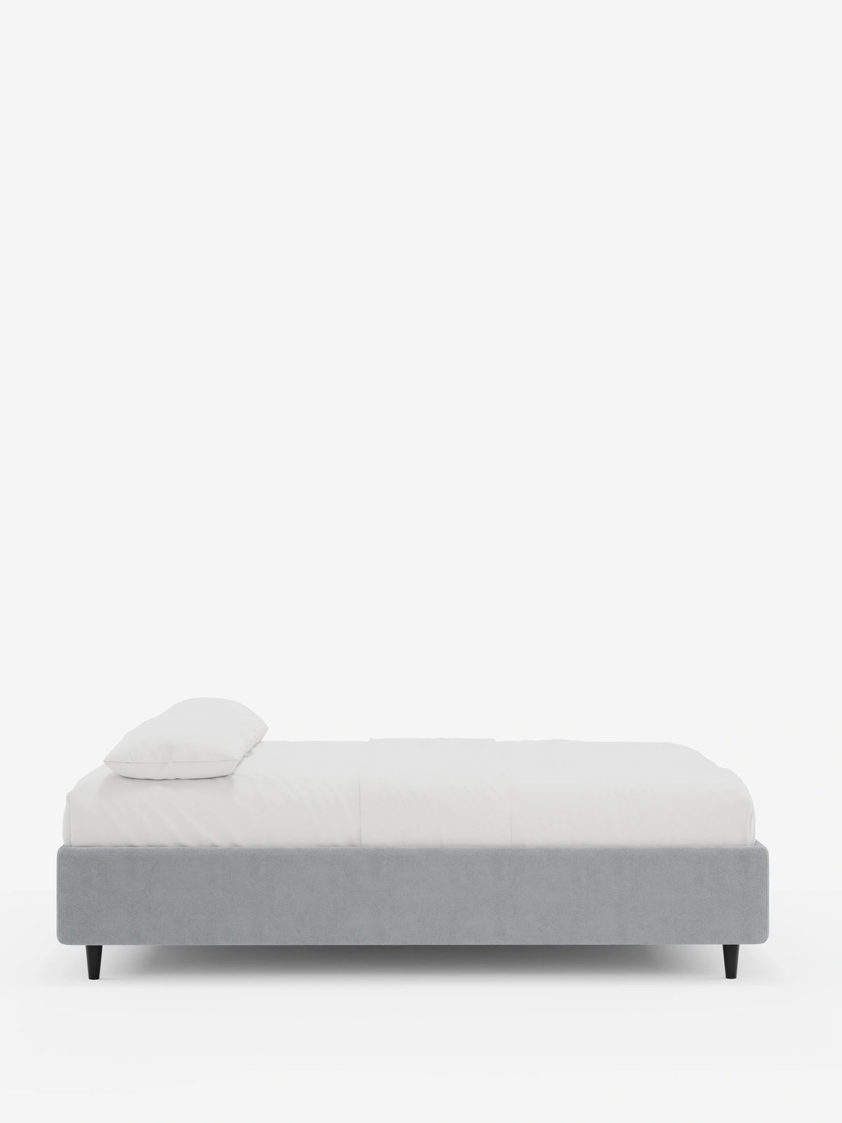 Il letto sommier imbottito ERON con contenitore in tessuto impermeabile certificato Oeko-Tex è una struttura letto minimalista di colore grigio chiaro, con gambe affusolate nere, raffigurata con biancheria da letto bianca a tinta unita su uno sfondo bianco.