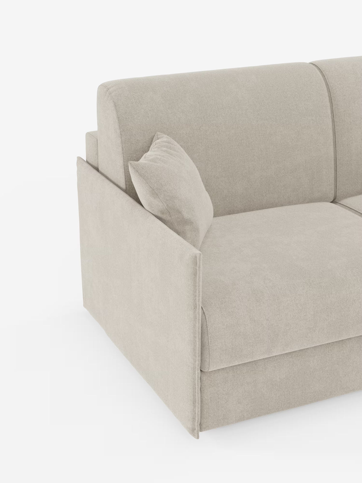 Un divano letto matrimoniale sfoderabile Evans di Divani.Store, dal design compatto e dotato di un pratico vano porta-cuscini, realizzato in tessuto T23 antimacchia, è raffigurato con un unico cuscino decorativo abbinato posizionato in un angolo. Esposto in un ambiente luminoso e minimalista con sfondo bianco, sono visibili solo la sezione sinistra e parte dello schienale: una soluzione ideale per gli spazi contemporanei che privilegiano sia il comfort che la funzionalità.