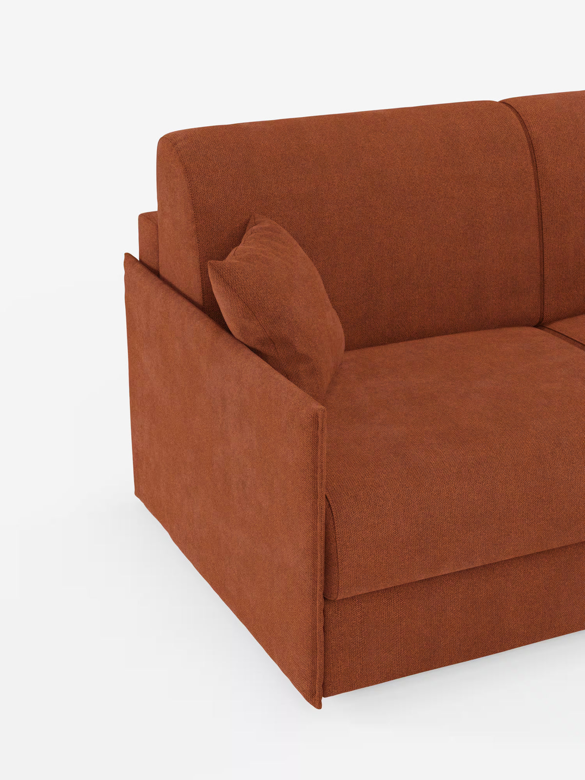 Ecco la frase riscritta, che include i dati del prodotto: Un primo piano del divano letto matrimoniale sfoderabile Evans di Divani.Store ne mette in risalto il moderno tessuto T23 smacchiabile color ruggine e le linee pulite, completate da un bracciolo basso a sinistra e da un cuscino quadrato abbinato. Questo design compatto è dotato di un pratico vano porta guanciali e massimizza il comfort risparmiando spazio. Lo sfondo bianco e minimalista mette in risalto la trama e il colore del divano.