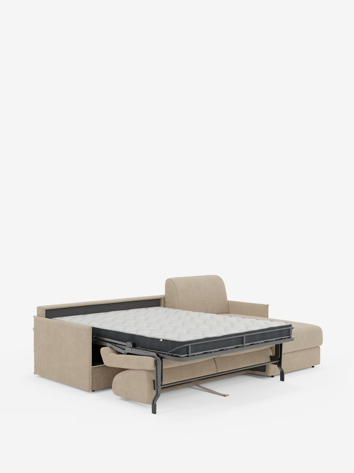 Il divano letto angolare con penisola contenitore Evans di Divani.Store è presentato nella versione beige, con il letto estraibile completamente aperto. Il materasso poggia su una robusta struttura in metallo nero, messa in risalto da uno sfondo bianco a tinta unita per evidenziare il design compatto del divano, realizzato in tessuto T23 resistente alle macchie, e il suo stile moderno e trasformabile.