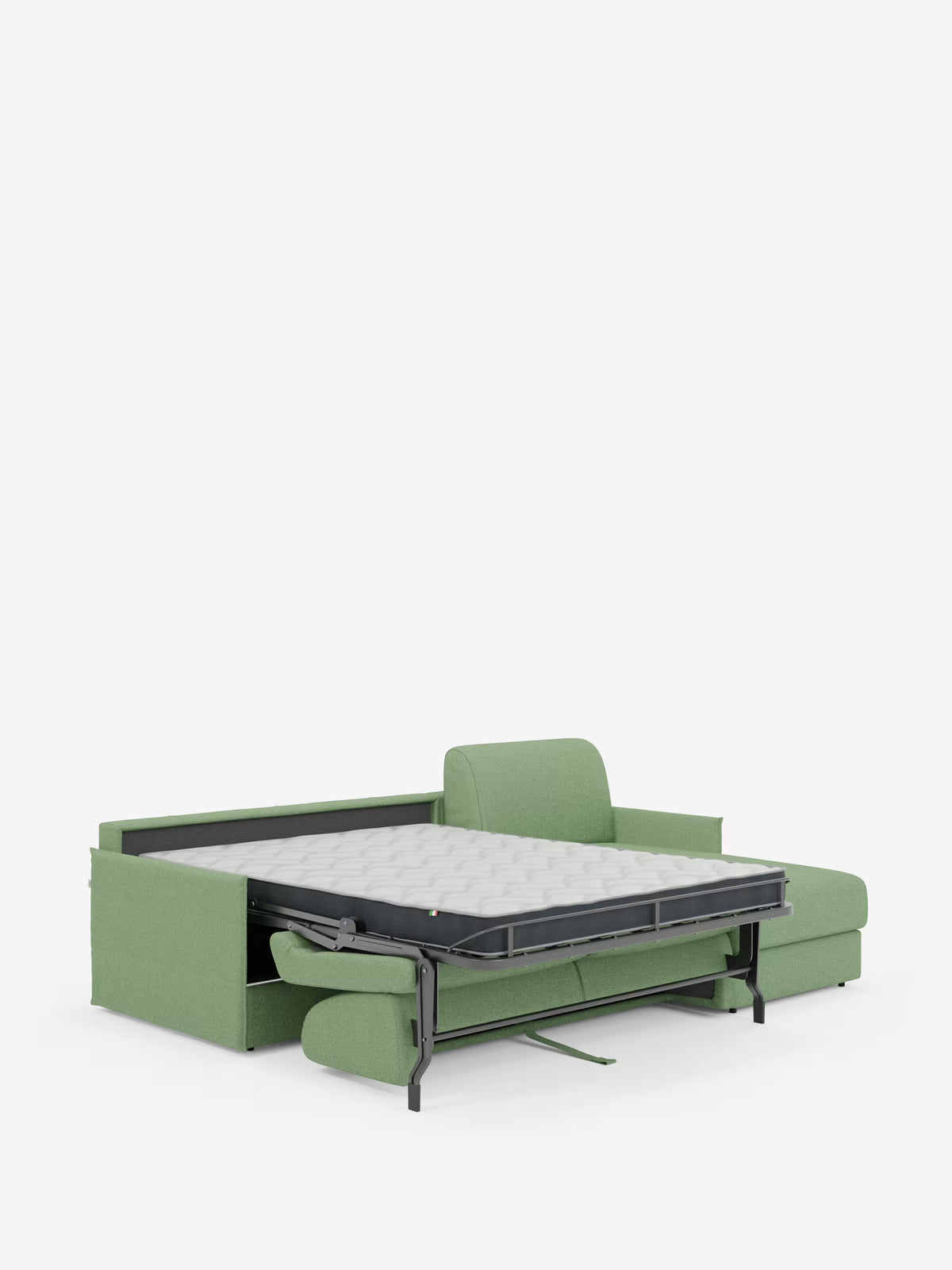 Il divano letto angolare con penisola contenitore Evans di Divani.Store, qui raffigurato in tessuto T23 verde chiaro smacchiabile, è presentato con il letto esteso. Il materasso sottile poggia su un elegante telaio in metallo nero, mentre lo schienale e i cuscini del divano rimangono visibili dietro e ai lati del telaio. L’allestimento è minimalista, su uno sfondo bianco a tinta unita, che ne esalta il design compatto.