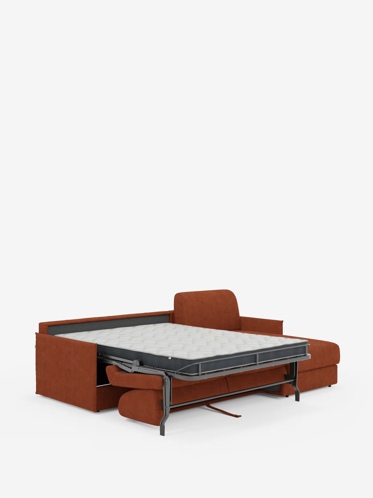 Un divano letto angolare con penisola contenitore Evans di Divani.Store, rivestito in tessuto T23 color ruggine e resistente alle macchie, viene aperto per rivelare il materasso con struttura in metallo. Lo schienale rimane in posizione verticale e i braccioli sono al loro posto, mentre il meccanismo di apertura, sostenuto da robuste gambe, è messo in risalto su uno sfondo bianco a tinta unita.