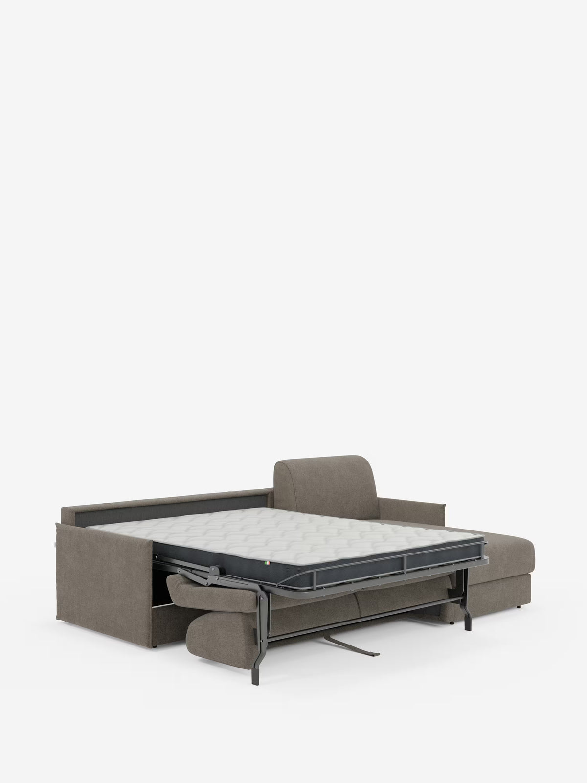 Il divano letto angolare con penisola contenitore Evans di Divani.Store presenta un design compatto e rivestito in tessuto grigio smacchiabile T23, con la chaise longue posizionata sul lato destro. La sezione estesa del letto matrimoniale rivela una robusta struttura in metallo e un materasso piatto appoggiato sopra, il tutto su uno sfondo bianco a tinta unita che ne sottolinea lo stile funzionale.