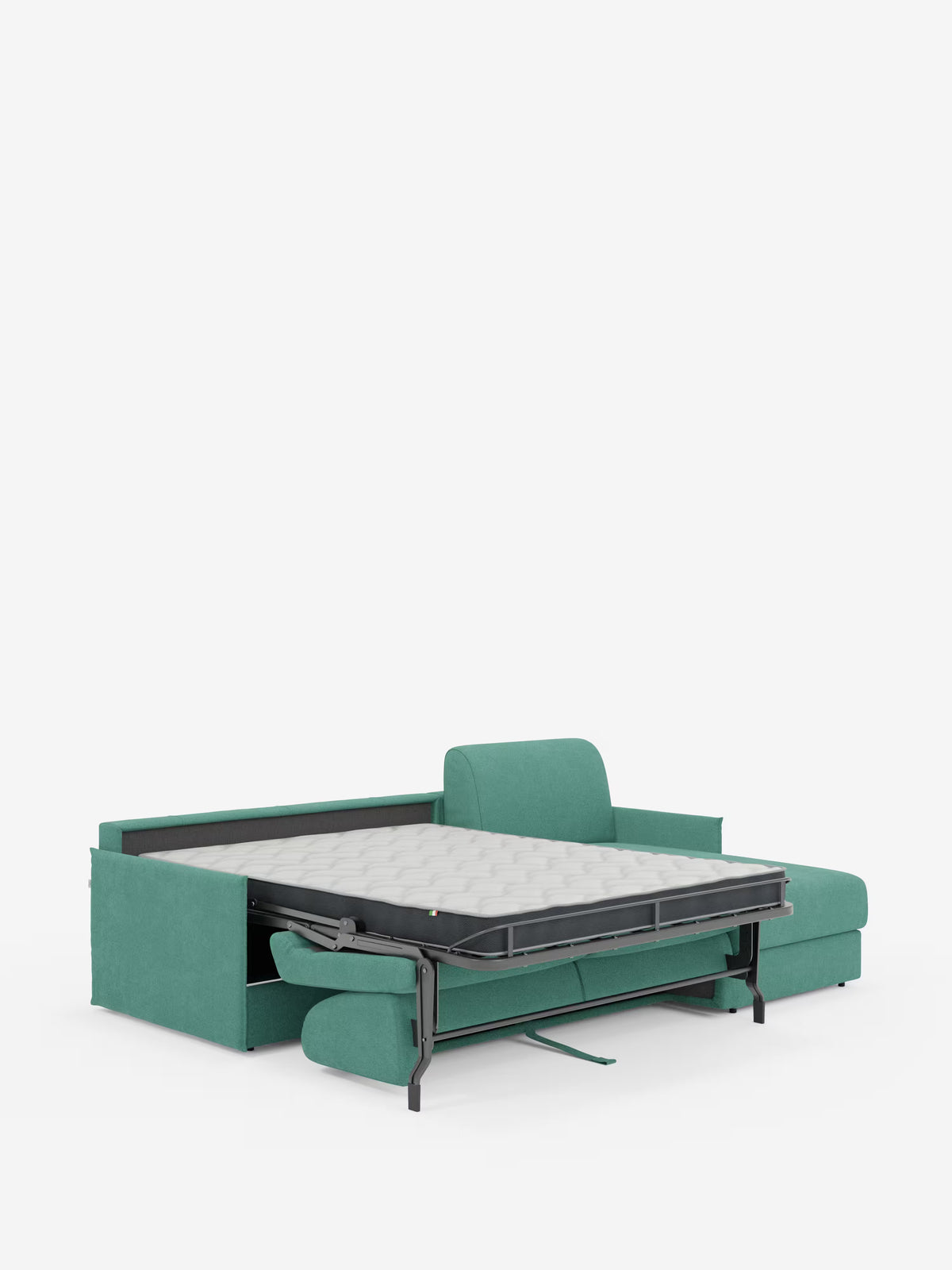 Un divano letto angolare con penisola contenitore Evans color verde acqua di Divani.Store, caratterizzato da un design moderno e compatto in tessuto T23 resistente alle macchie, è raffigurato con il materasso estraibile aperto. Il divano presenta braccioli rettangolari e cuscini su uno sfondo bianco a tinta unita, mentre la struttura in metallo e il materasso di questo letto matrimoniale sono visibili nella posizione aperta.