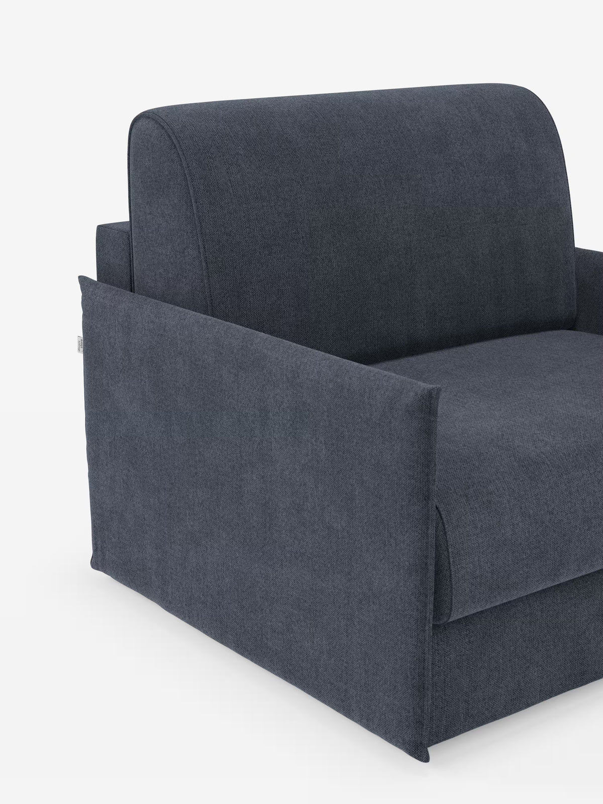 Un divanetto moderno, compatto e di colore grigio scuro di Divani.Store — Evans, poltrona letto compatta con materasso — si caratterizza per le linee pulite e il design minimalista; i braccioli e la base sono interamente rivestiti con lo stesso tessuto T23 di facile pulizia, rendendola una poltrona letto salvaspazio ideale per qualsiasi ambiente contemporaneo. Lo sfondo è bianco a tinta unita.