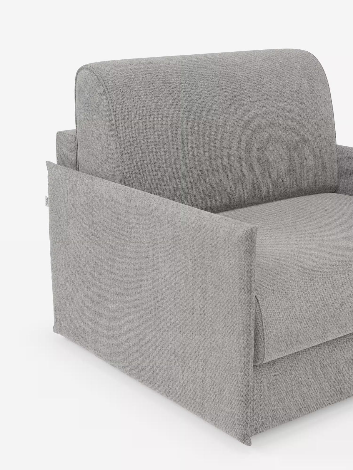 Ecco una versione riscritta della tua frase utilizzando i dati del prodotto forniti: Un primo piano della poltrona letto compatta Evans con materasso di Divani.Store, rivestita in tessuto sfoderabile T23 grigio chiaro resistente alle macchie. Questa moderna poltrona letto dalle linee squadrate presenta ampi braccioli e uno schienale imbottito e spesso, presentata come una pratica soluzione salvaspazio su uno sfondo bianco a tinta unita: nell’inquadratura sono visibili solo una parte del bracciolo sinistro