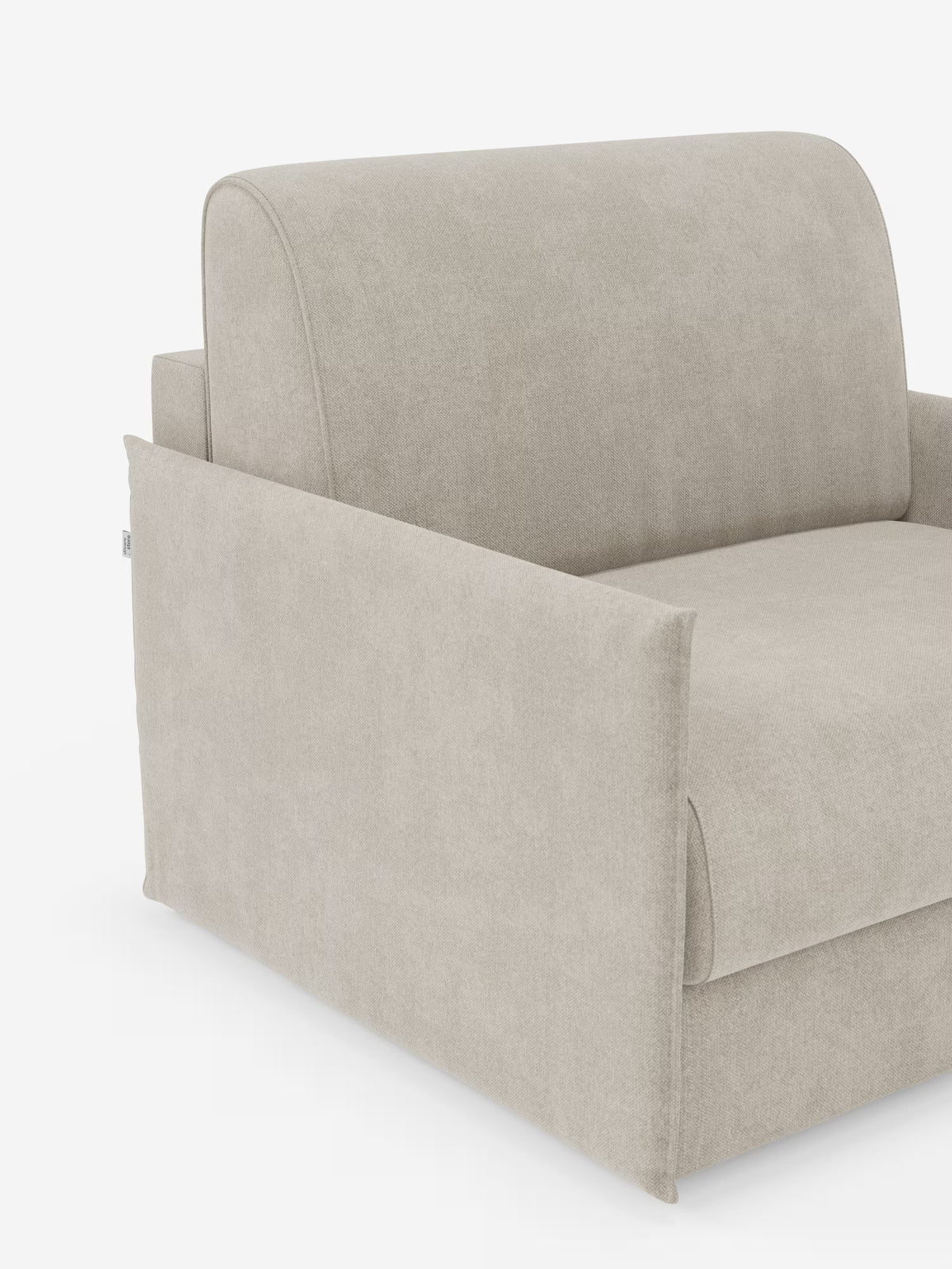 Viene mostrato un primo piano della poltrona letto compatta con materasso “Evans” di Divani.Store su uno sfondo bianco. Questa moderna poltrona beige, progettata come poltrona letto singola, presenta un rivestimento in tessuto T23 morbido e resistente alle macchie, uno schienale alto, braccioli rettangolari e una silhouette minimalista squadrata con gambe nascoste. Nell’immagine sono visibili solo una parte della seduta e un bracciolo.