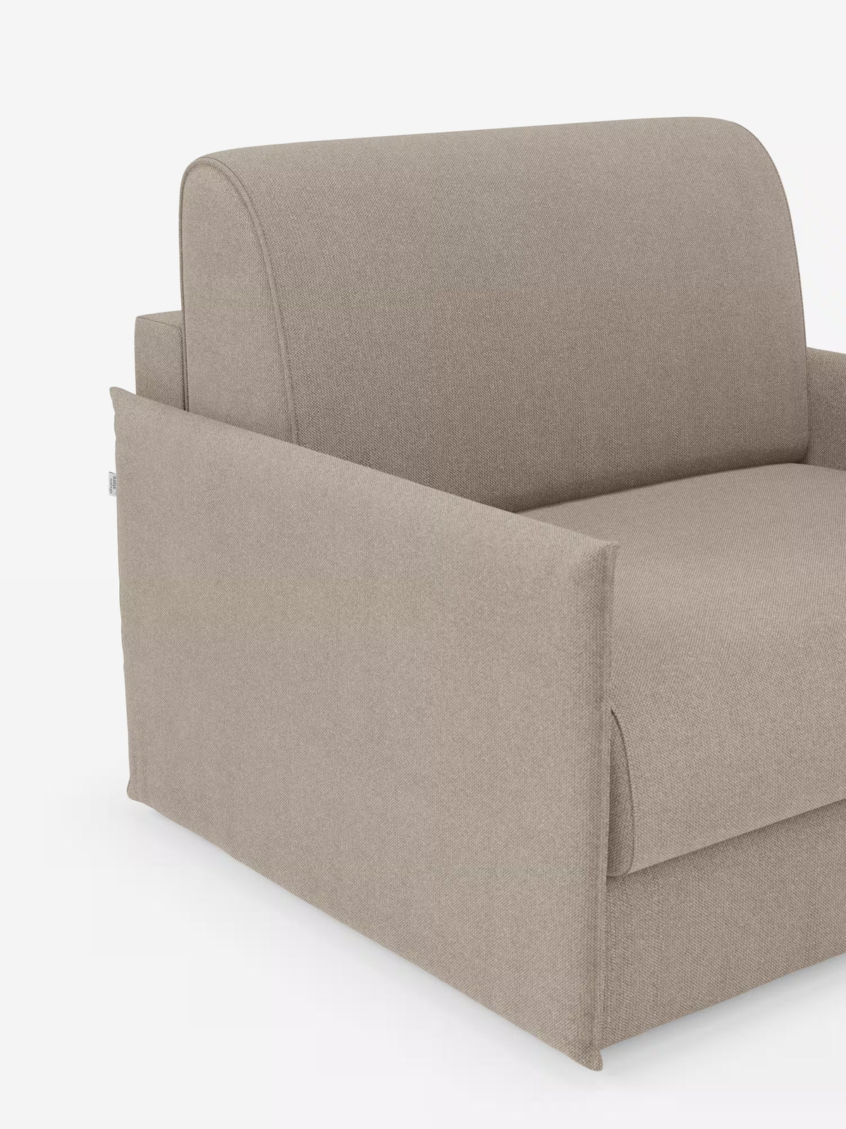 Un primo piano della poltrona letto compatta Evans di Divani.Store, rivestita in tessuto sfoderabile e antimacchia T23, in una moderna tonalità beige. Questa poltrona minimalista è caratterizzata da braccioli ampi e piatti e da una forma lineare e squadrata, progettata come versatile poltrona letto salvaspazio con un materasso nascosto da 70 x 197 cm per una maggiore funzionalità. La poltrona è posizionata su uno sfondo bianco per enfatizzarne il design contemporaneo.