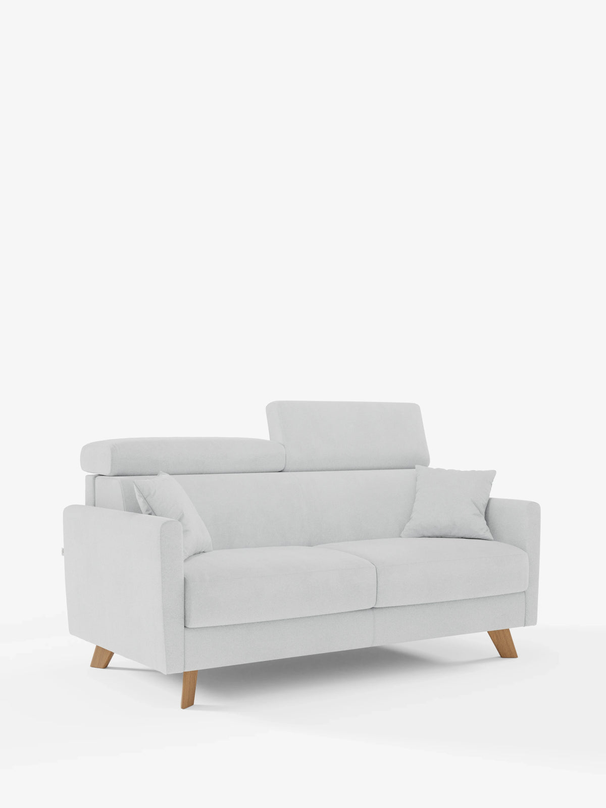 Un divano letto Francy a 2 posti in grigio chiaro contemporaneo di Divani.Store, caratterizzato da gambe angolari in legno, un unico poggiatesta regolabile e un cuscino quadrato coordinato. Realizzato in elegante tessuto T30 resistente alle macchie, con rivestimenti completamente sfoderabili. Presentato su uno sfondo bianco a tinta unita per un look minimalista e pulito.