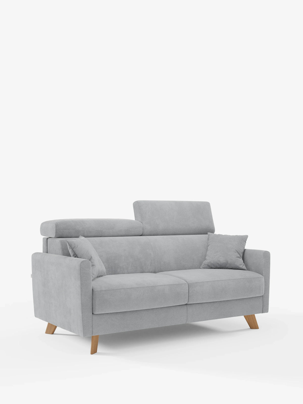 Un divano letto Francy moderno, di colore grigio chiaro, con poggiatesta regolabili, realizzato da Divani.Store, dotato di due cuscini di seduta, gambe in legno inclinate, poggiatesta regolabili e un cuscino decorativo abbinato. Rivestito con l'elegante tessuto T30, resistente alle macchie, e con fodere completamente sfoderabili. Il divano è raffigurato su uno sfondo bianco a tinta unita.