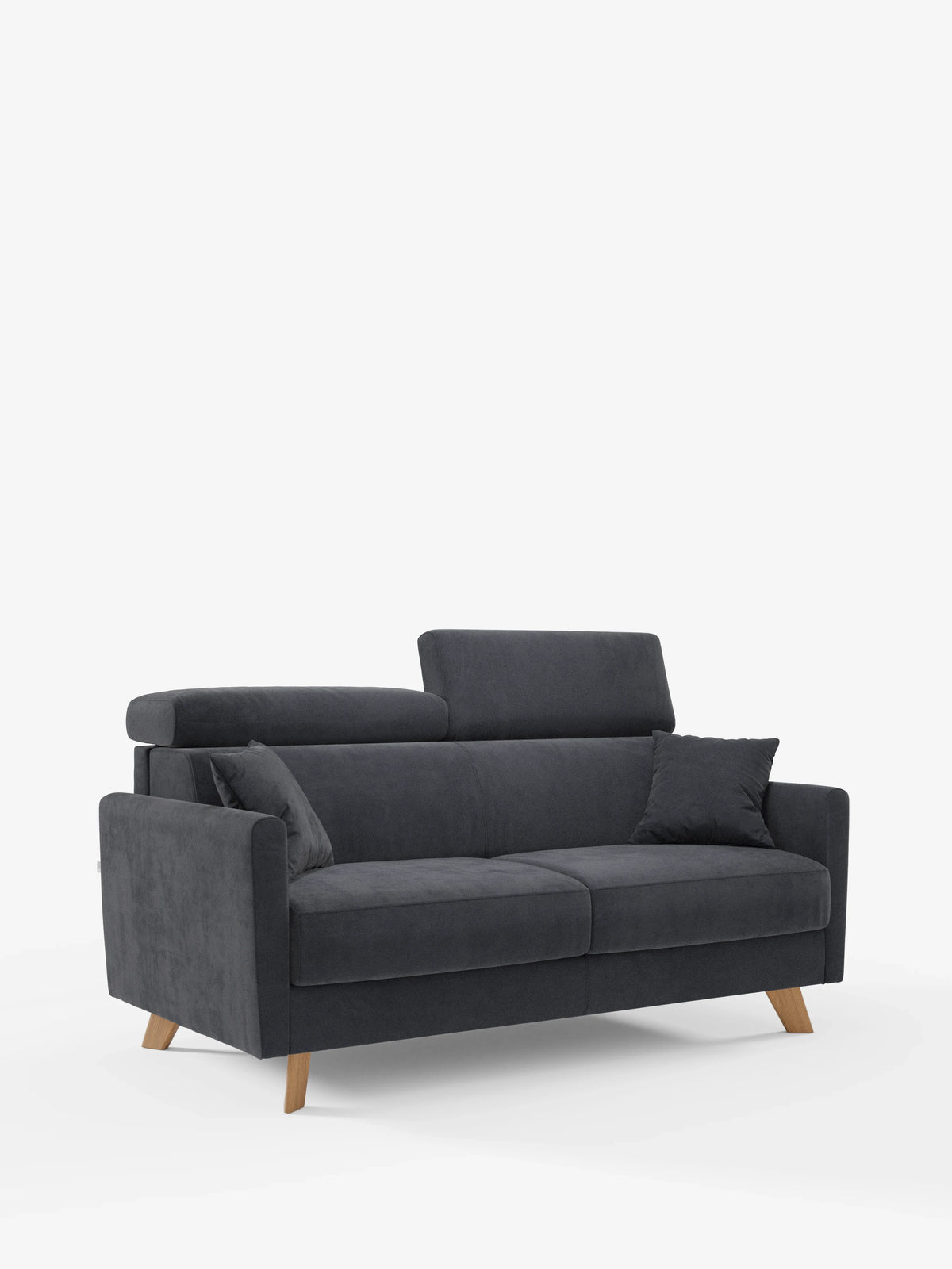 Vi presentiamo il divano letto Francy di Divani.Store, un moderno divano a due posti realizzato in elegante tessuto T30 antimacchia, con una raffinata finitura grigio scuro. È dotato di due cuscini di seduta, gambe angolate in legno e un poggiatesta regolabile sul lato sinistro. Sul lato destro è appoggiato un cuscino quadrato coordinato. Lo sfondo bianco a tinta unita mette in risalto le linee pulite e il design minimalista del divano. Inoltre, il rivestimento è sfoderabile al 100% per una facile pulizia.