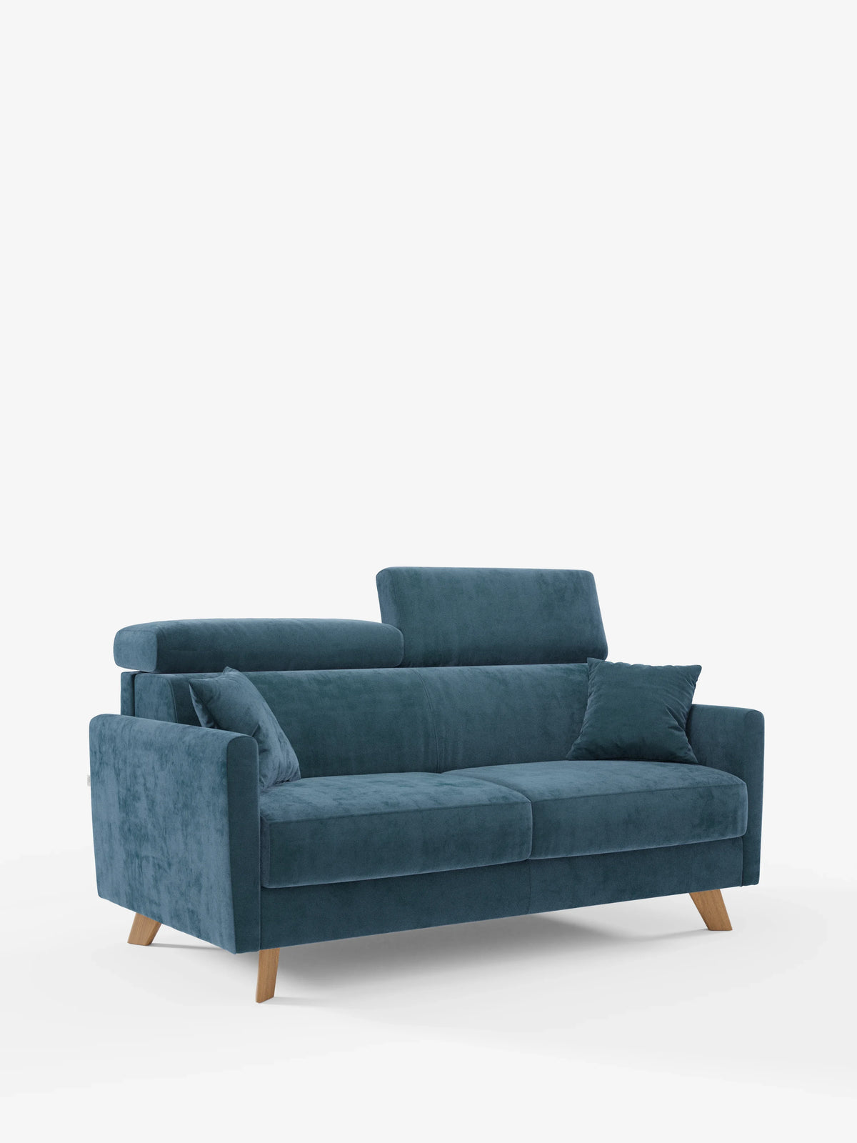 Un divano letto Francy in stile contemporaneo di Divani.Store è rivestito in tessuto T30 100% sfoderabile e antimacchia in un elegante colore verde acqua, completato da gambe angolate in legno, due cuscini di seduta e poggiatesta regolabili. Sul lato destro è posizionato un cuscino coordinato color verde acqua, con uno sfondo bianco a tinta unita che mette in risalto il divano come elemento centrale.