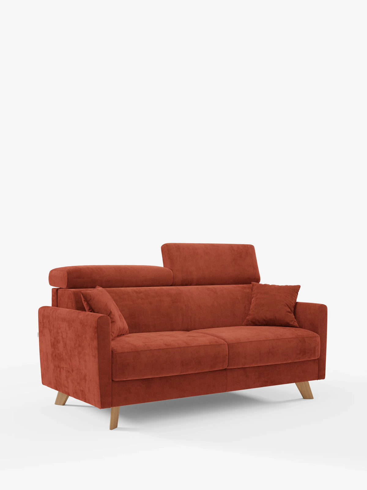 Un moderno divano a due posti in velluto color arancio bruciato di Divani.Store, il divano letto Francy presenta gambe in legno inclinate, rivestimento completamente sfoderabile in elegante tessuto T30 antimacchia, un poggiatesta regolabile sul lato sinistro e un cuscino decorativo abbinato sul lato destro, il tutto su uno sfondo bianco a tinta unita.