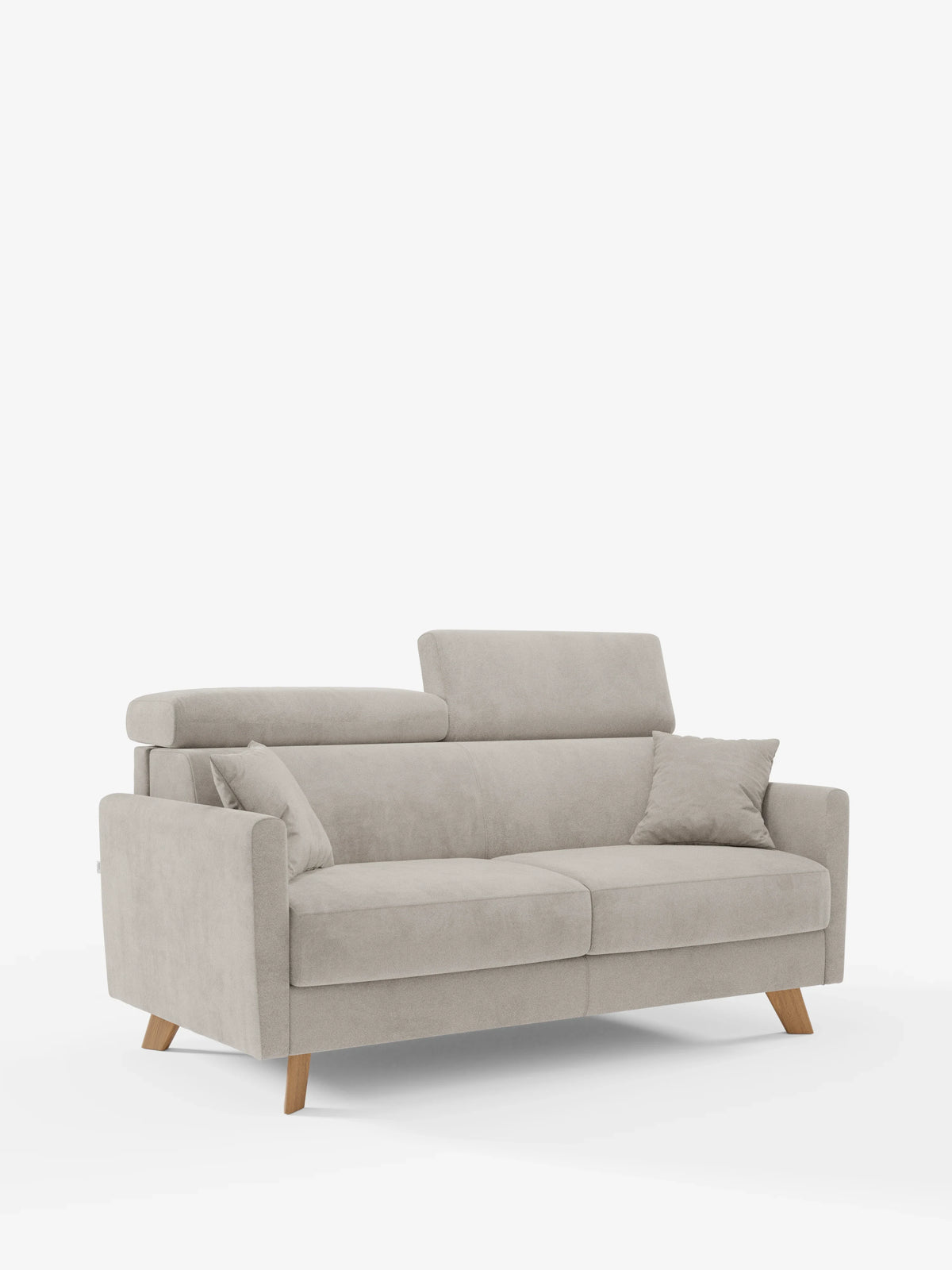 Divano letto “Francy” grigio chiaro con poggiatesta regolabili di Divani.Store, dotato di due cuscini di seduta, uno schienale rettangolare, due braccioli, gambe in legno, un piccolo cuscino decorativo abbinato e un poggiatesta regolabile sul lato sinistro. Rivestito con un elegante tessuto T30, 100% sfoderabile e resistente alle macchie. Lo sfondo è bianco a tinta unita.