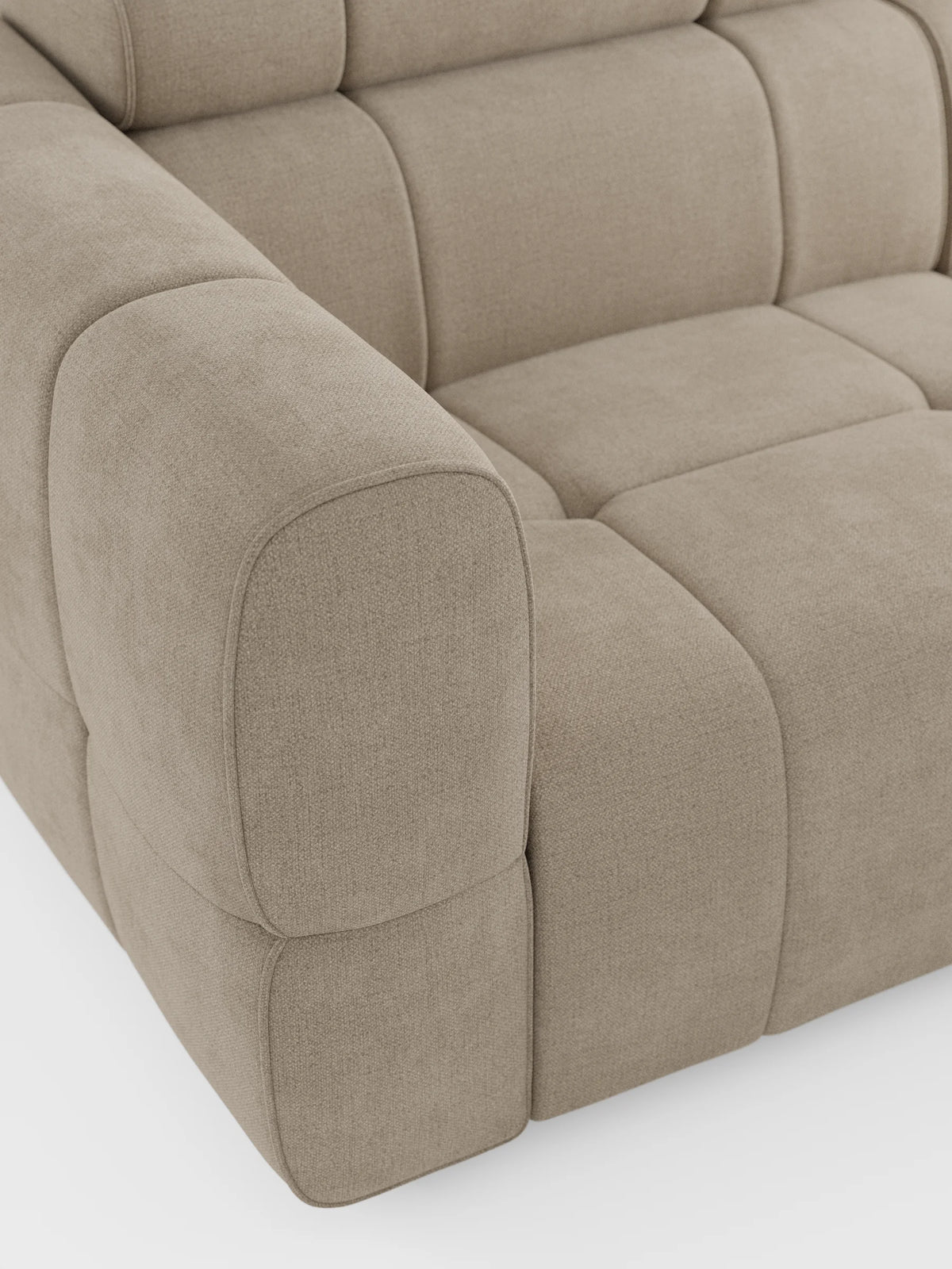 Un primo piano del divano modulare Giotto beige a 4 posti con poggiatesta reclinabili e funzione relax elettrica opzionale, rivestito in tessuto smacchiabile T23, caratterizzato da morbidi cuscini arrotondati con profonde cuciture a quadrati su sfondo bianco.