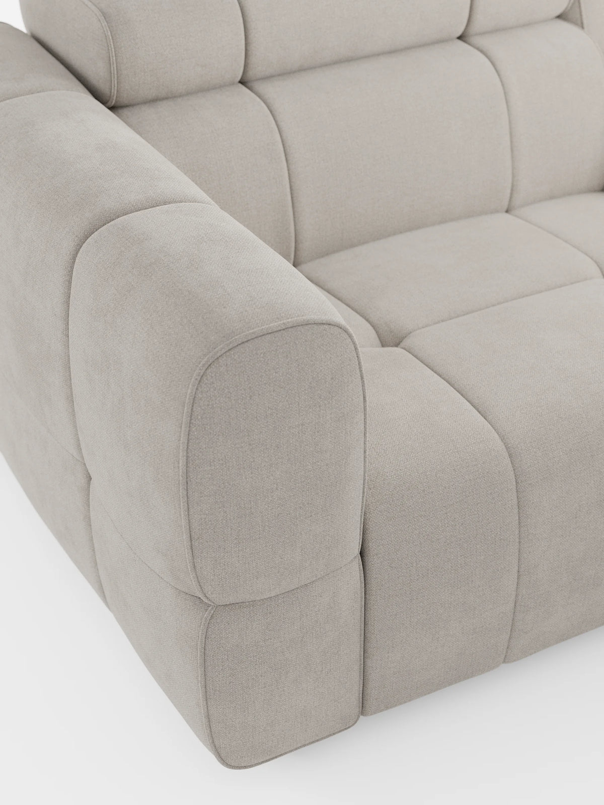 Un divano modulare Giotto a 3 posti, con poggiatesta reclinabili e funzione relax elettrica opzionale, rivestito in tessuto smacchiabile T23, caratterizzato da un design moderno e raffinato in tessuto beige chiaro con braccioli arrotondati su sfondo bianco.