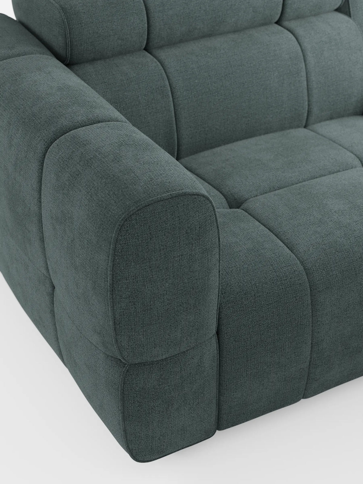 Il divano modulare a tre posti Giotto è un divano color verde acqua scuro, dalla trama ruvida, dal design contemporaneo, con braccioli imbottiti dalla forma squadrata e cuscini profondamente trapuntati caratterizzati da evidenti dettagli a griglia cuciti.