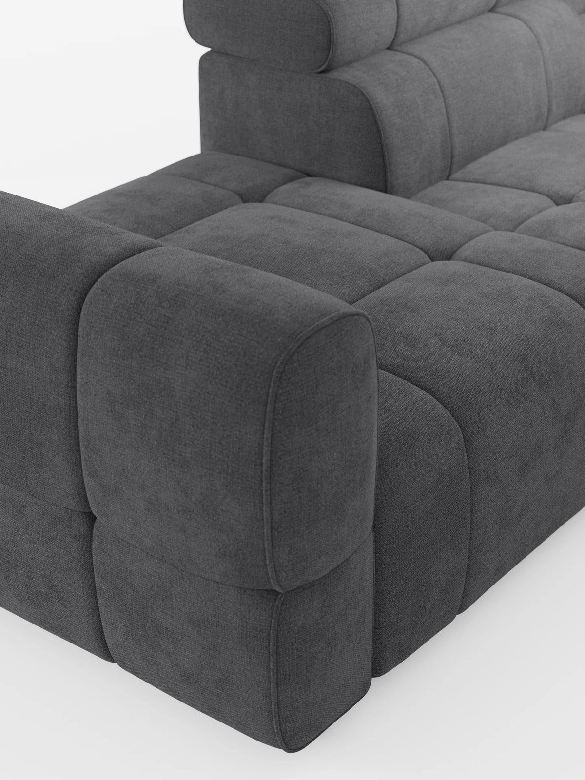 Un divano componibile Giotto Divano grigio scuro con terminale aperto - opzione relax elettrico in tessuto smacchiabile T23: divano modulare con motivi quadrati profondi e trapuntati, bordi arrotondati e schienale basso su sfondo bianco.