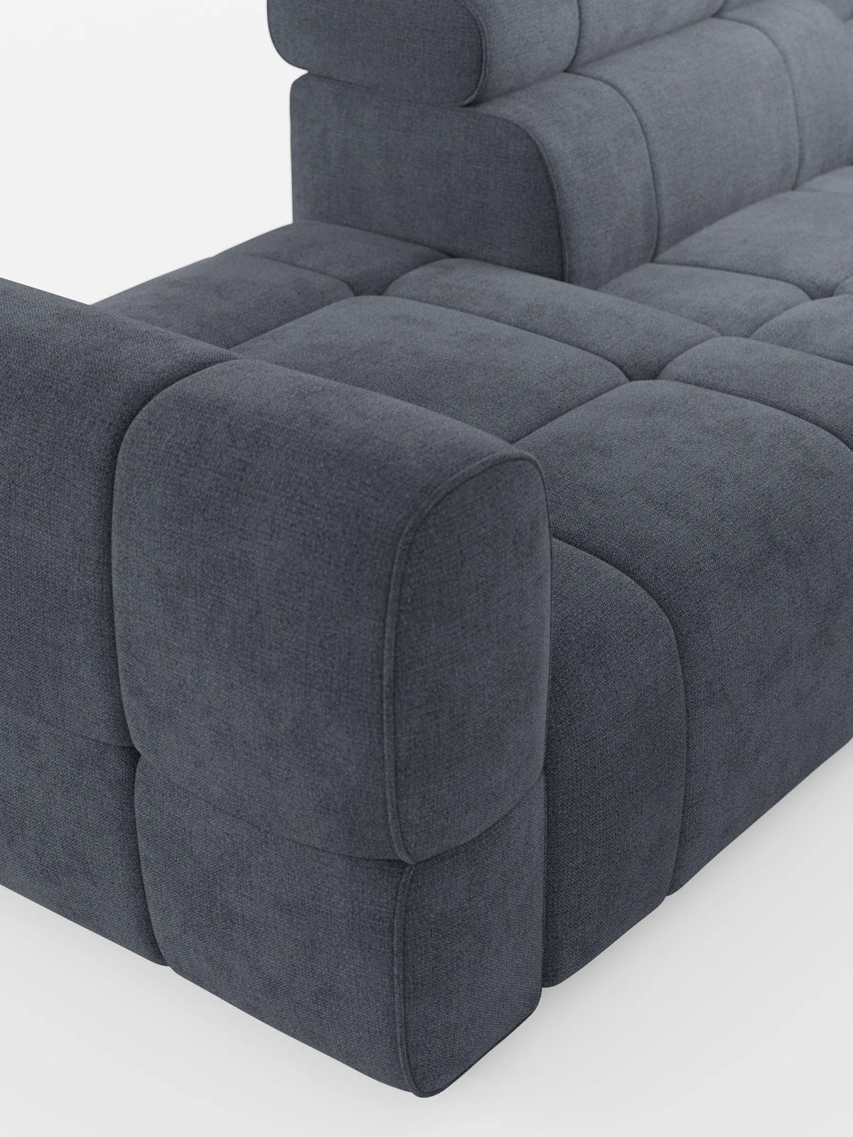 Il divano componibile Giotto Divano, color grigio scuro, con terminale aperto – opzione relax elettrico in tessuto smacchiabile T23 – è un divano modulare dal design squadrato e trapuntato, con braccioli ampi dai bordi morbidi e un poggiatesta regolabile su sfondo bianco.