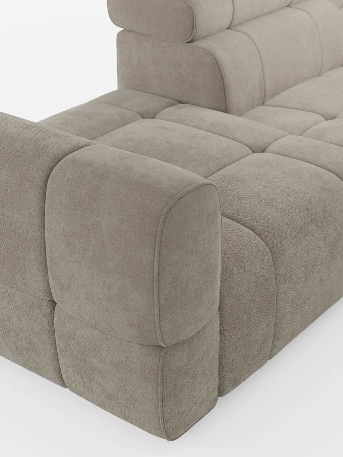 Una vista dall'alto del divano componibile Giotto con terminale aperto - opzione relax elettrico in tessuto smacchiabile T23, un divano moderno e modulare in tessuto beige con trapuntatura a griglia, morbidi bordi arrotondati e uno schienale basso su sfondo bianco.
