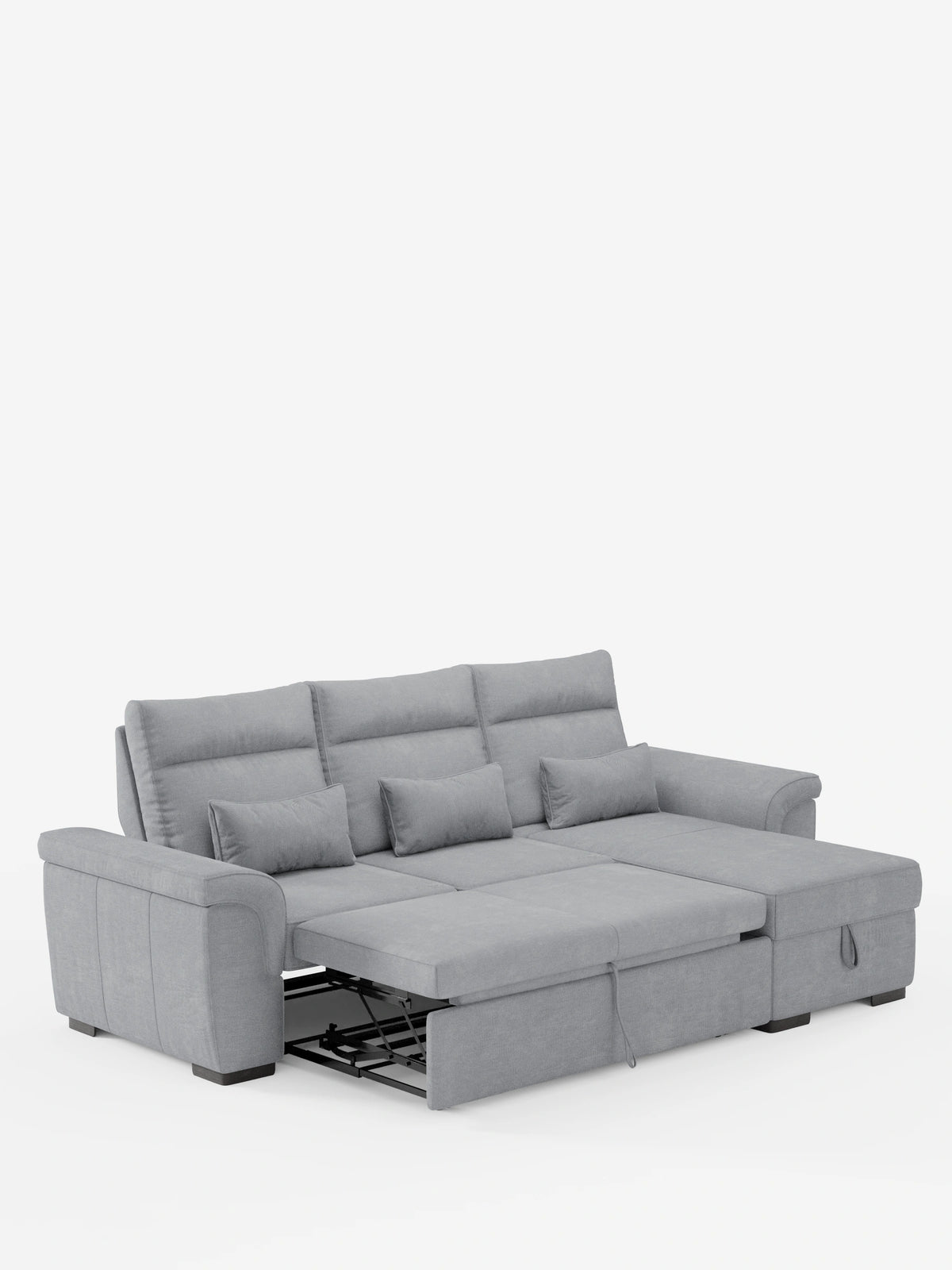 Il divano letto angolare Ischia con schienali scorrevoli, elemento estraibile e penisola contenitore in tessuto smacchiabile misto lino è un divano componibile grigio chiaro dotato di letto estraibile, chaise longue contenitore, tre cuscini decorativi e piedini a blocco scuri.