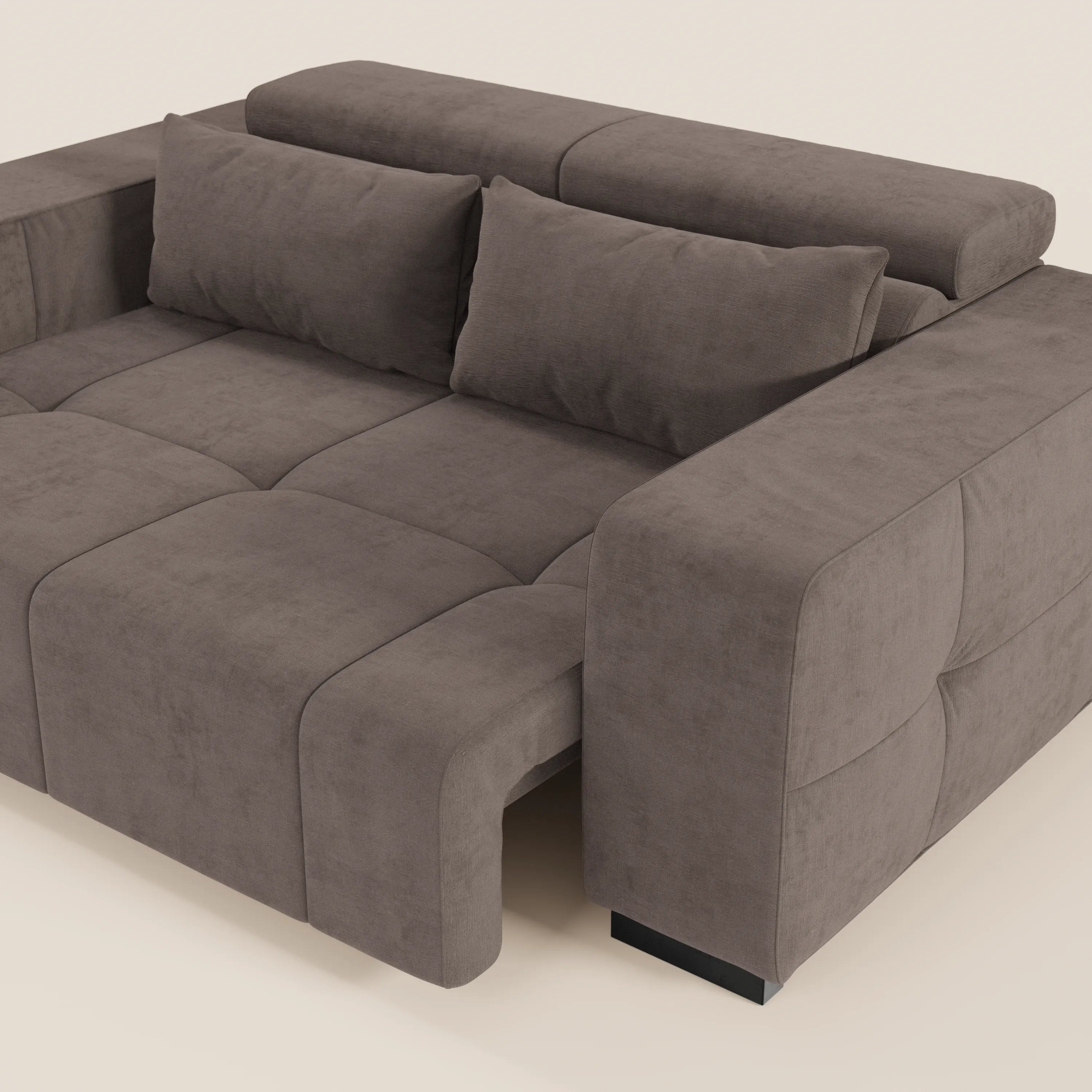 Il Monarch Divano con Relax Elettrico di Divani.Store è caratterizzato da un morbido tessuto T31 antimacchia di colore marrone, da sedute profonde, da ampi braccioli, da soffici cuscini di schienale e da un motivo a griglia, perfetto per ambienti moderni.