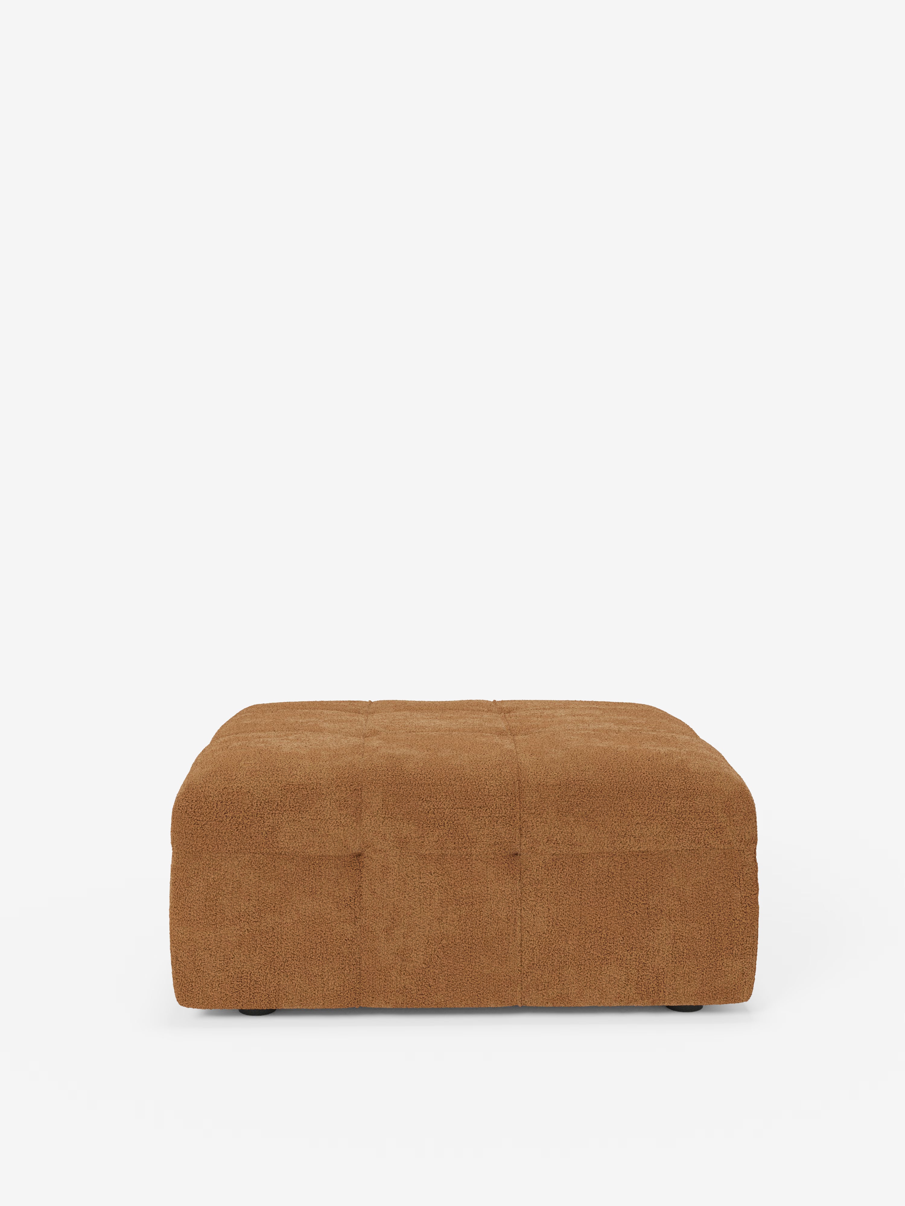 Un pouf e modulo Mosaic di Divani.Store, di forma quadrata e dal profilo ribassato, che misura 96x77 cm, rivestito in tessuto bouclé T21 antimacchia. Questo raffinato pouf presenta una morbida seduta capitonné con una delicata trapuntatura e bordi arrotondati, rifinita in tessuto bouclé marrone chiaro dalla trama rigata. Senza gambe a vista e su uno sfondo bianco a tinta unita, offre un look moderno e sobrio.
