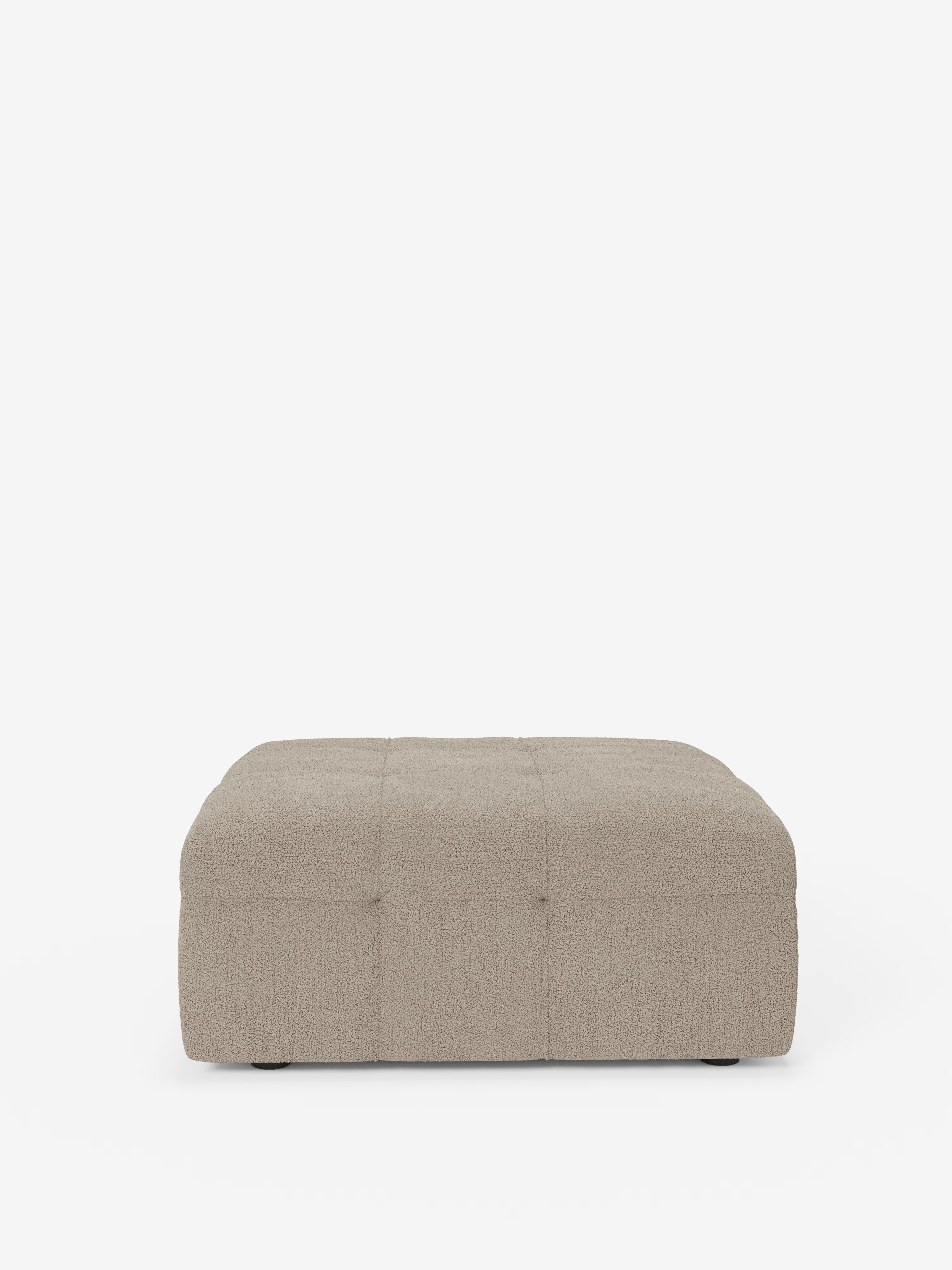 Un pouf quadrato beige della linea Mosaic di Divani.Store — dalle dimensioni di 96x77 cm — è realizzato in tessuto bouclé T21 testurizzato e resistente alle macchie, con dettagli capitonné e morbidi bordi arrotondati. Prodotto in Italia, è presentato su uno sfondo bianco a tinta unita.