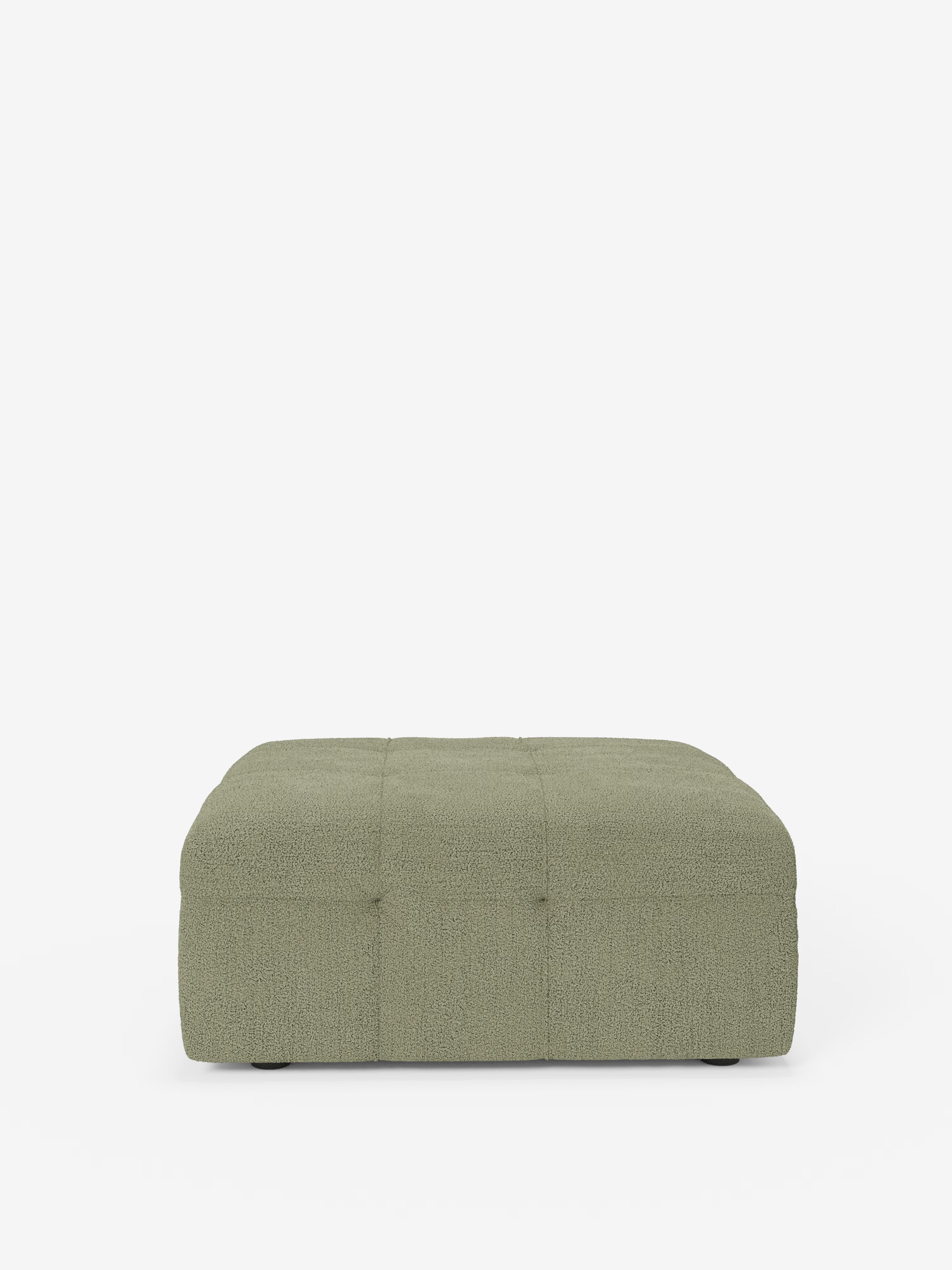 Un pouf quadrato “Mosaic” di Divani.Store (96x77 cm), in bouclé verde oliva chiaro, con motivo capitonné e delicati dettagli trapuntati, che spicca su uno sfondo bianco. Rivestito in tessuto T21 resistente alle macchie, questo pouf presenta una morbida finitura bouclé testurizzata e un profilo basso e moderno senza gambe a vista.