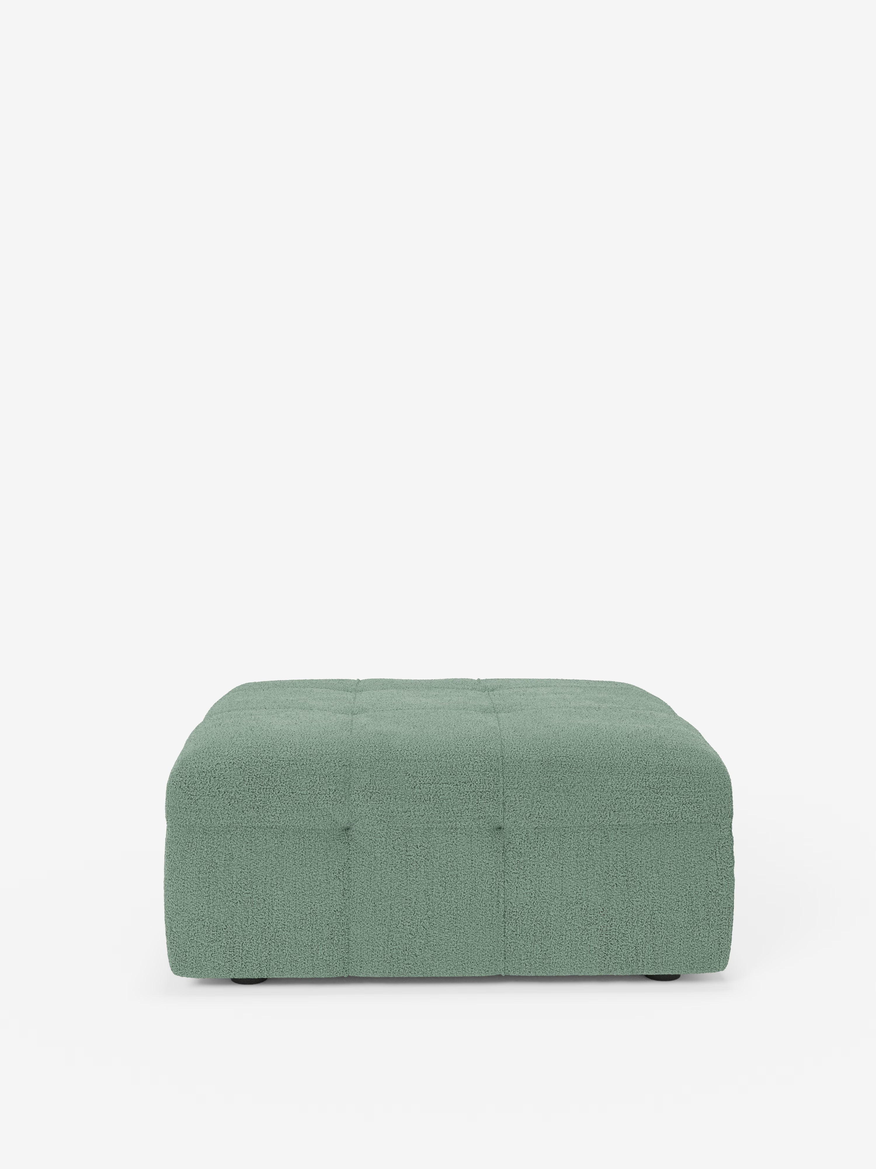 Un pouf quadrato Mosaic e modulo in bouclé di Divani.Store, dalle dimensioni di 96x77 cm, è posizionato al centro su uno sfondo bianco a tinta unita. Rivestito in tessuto T21 antimacchia con motivo capitonné, il pouf presenta una morbida trapuntatura e delicati dettagli a bottoni che ne definiscono l’estetica moderna e minimalista.
