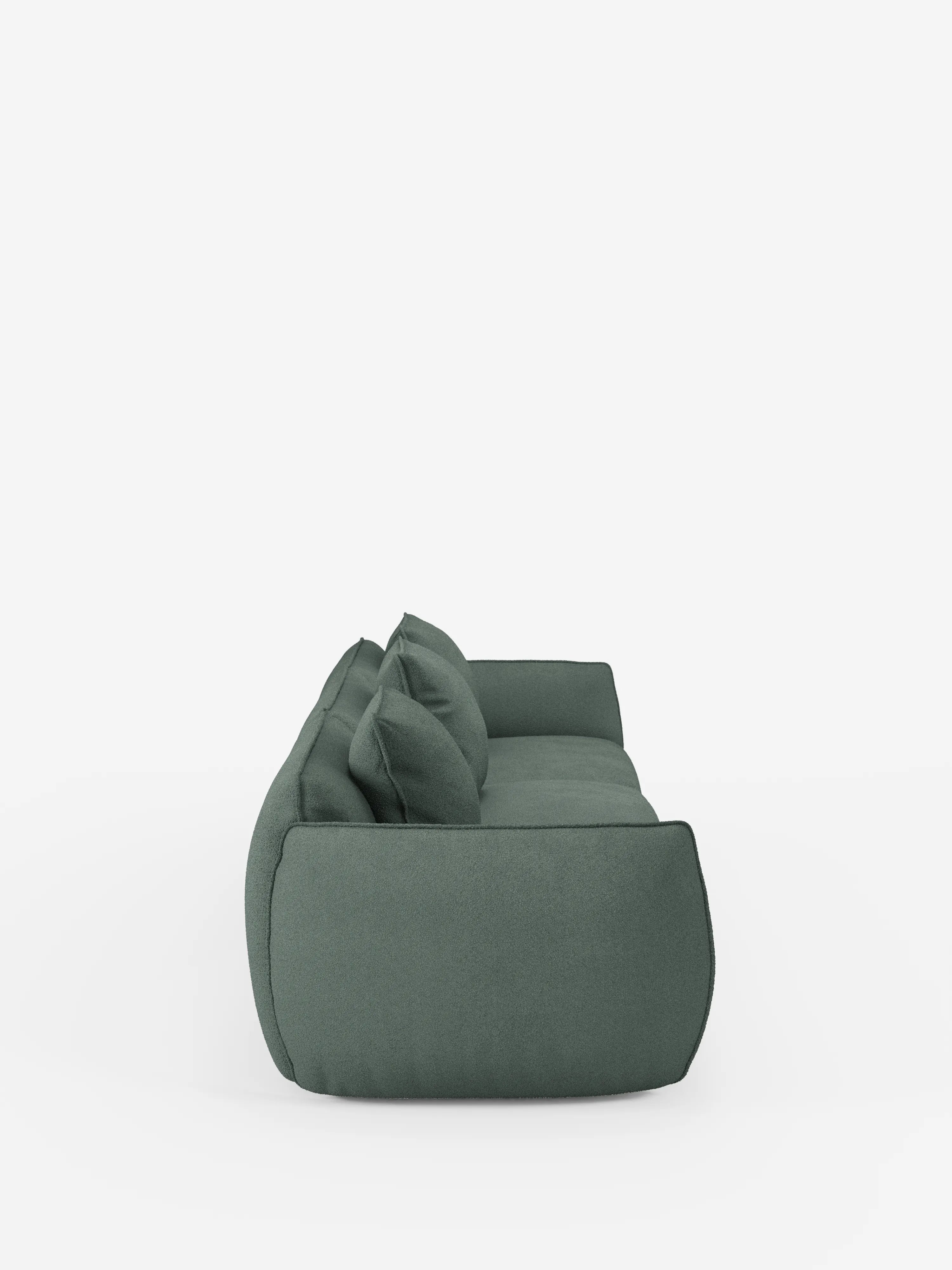Vista laterale del divano modulare Nimbus a 3 posti, realizzabile in morbido tessuto smacchiabile effetto cotone T33 di Divani.Store, in un intenso verde scuro. Questo moderno divano modulare si distingue per il suo aspetto lussuoso e imbottito, con due cuscini dello schienale e braccioli che si allineano perfettamente all’altezza dello schienale. Su uno sfondo bianco a tinta unita, l’immagine mette in risalto i contorni morbidi e arrotondati del divano e il suo design spazioso.