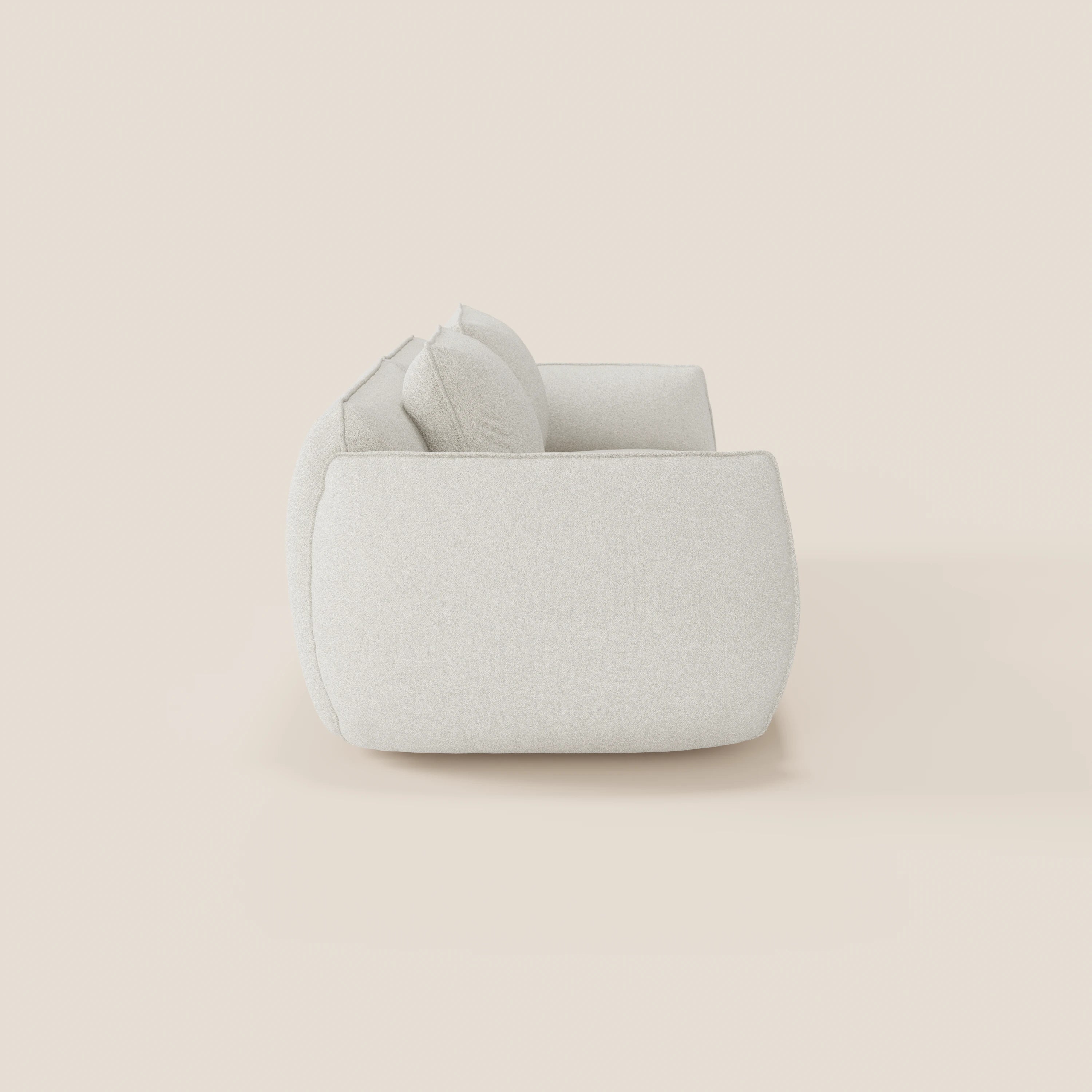 Vista laterale del divano Nimbus 3 posti modulare e componibile di Divani.Store, 250 cm, in tessuto antimacchia bianco sporco effetto cotone t33, con cuscini imbottiti e bordi arrotondati per un look contemporaneo morbido e accogliente.