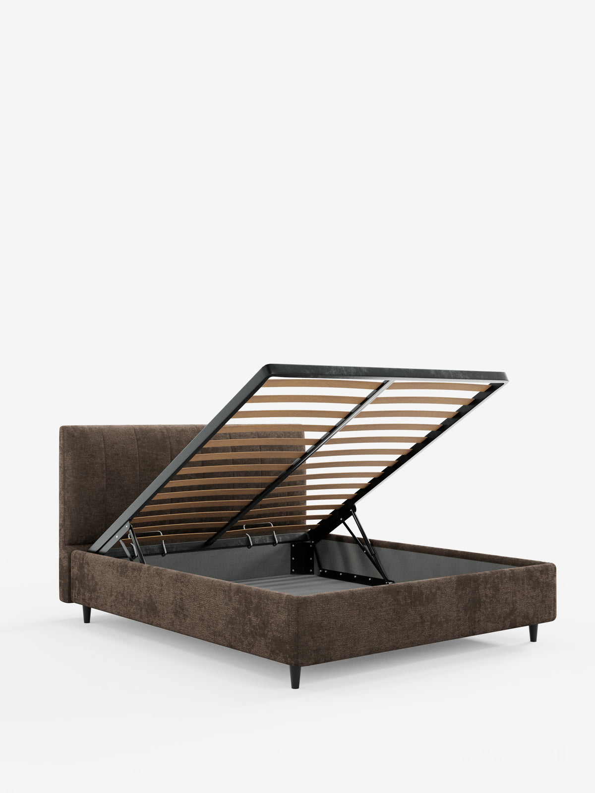 Il letto imbottito ONYX con contenitore e testiera verticale in tessuto certificato Oeko-Tex® di Letti.store è dotato di una rete a doghe sollevabile che rivela un ampio vano contenitore nascosto al di sotto. Questo moderno letto imbottito, qui raffigurato in marrone, poggia su corte gambe nere su uno sfondo bianco a tinta unita.