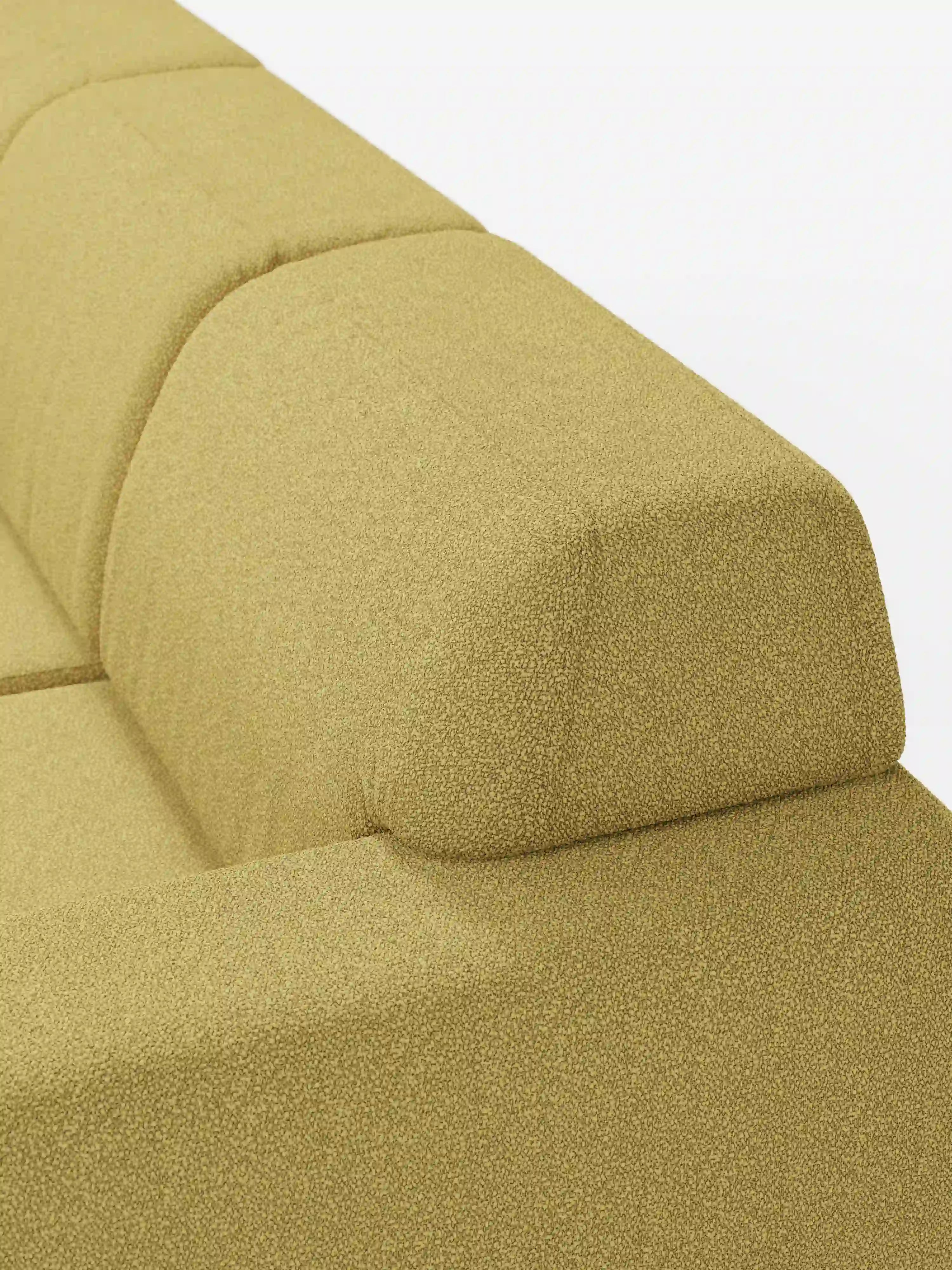 Primo piano del divano Orbit con 3 sedute scorrevoli e allungabili di Divani.Store, rivestito in tessuto T33 effetto cotone, colore giallo senape, antimacchia. Il design moderno presenta una superficie testurizzata, cuscini dello schienale rettangolari e una sezione poggiatesta regolabile. Questo divano a 4 posti è completamente sfoderabile ed è dotato di sedute scorrevoli indipendenti per un comfort personalizzato. Immagine ripresa su uno sfondo bianco a tinta unita.