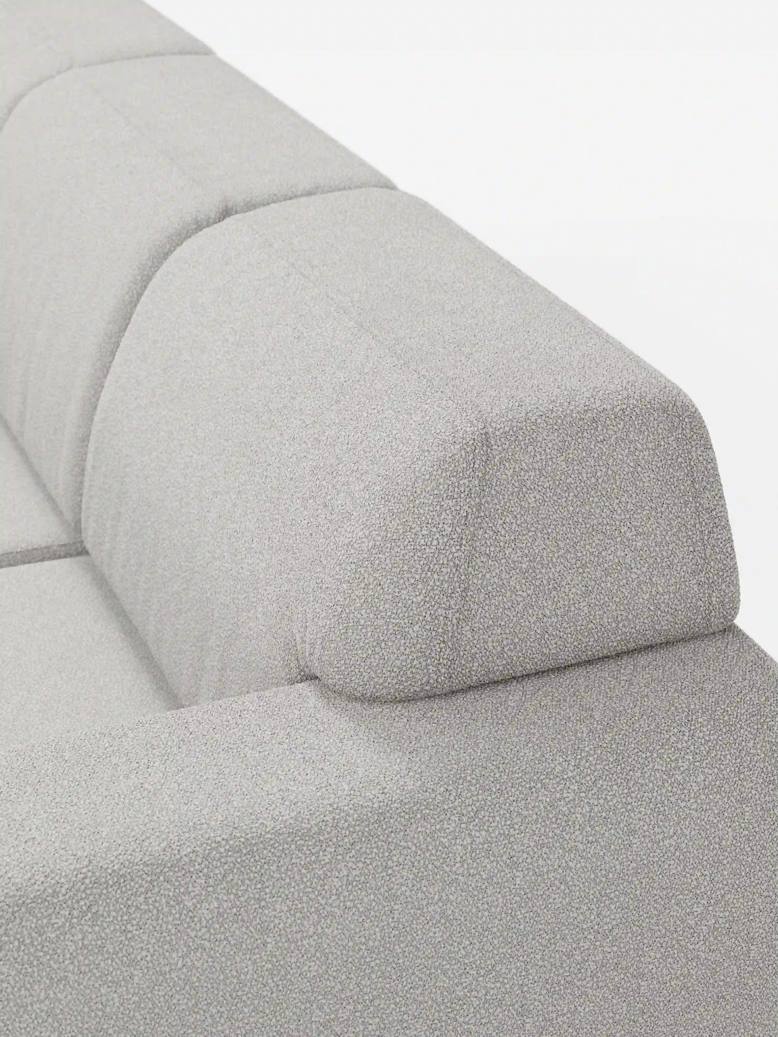 Primo piano del divano Orbit con 3 sedute scorrevoli e allungabili in tessuto effetto cotone smacchiabile T33 di Divani.Store, in una tonalità di grigio chiaro. L'immagine mette in risalto lo schienale e i braccioli angolari e imbottiti, sottolineando le linee pulite e il design minimalista su uno sfondo bianco a tinta unita. Questo modello è completamente sfoderabile per garantire facilità di manutenzione e versatilità.