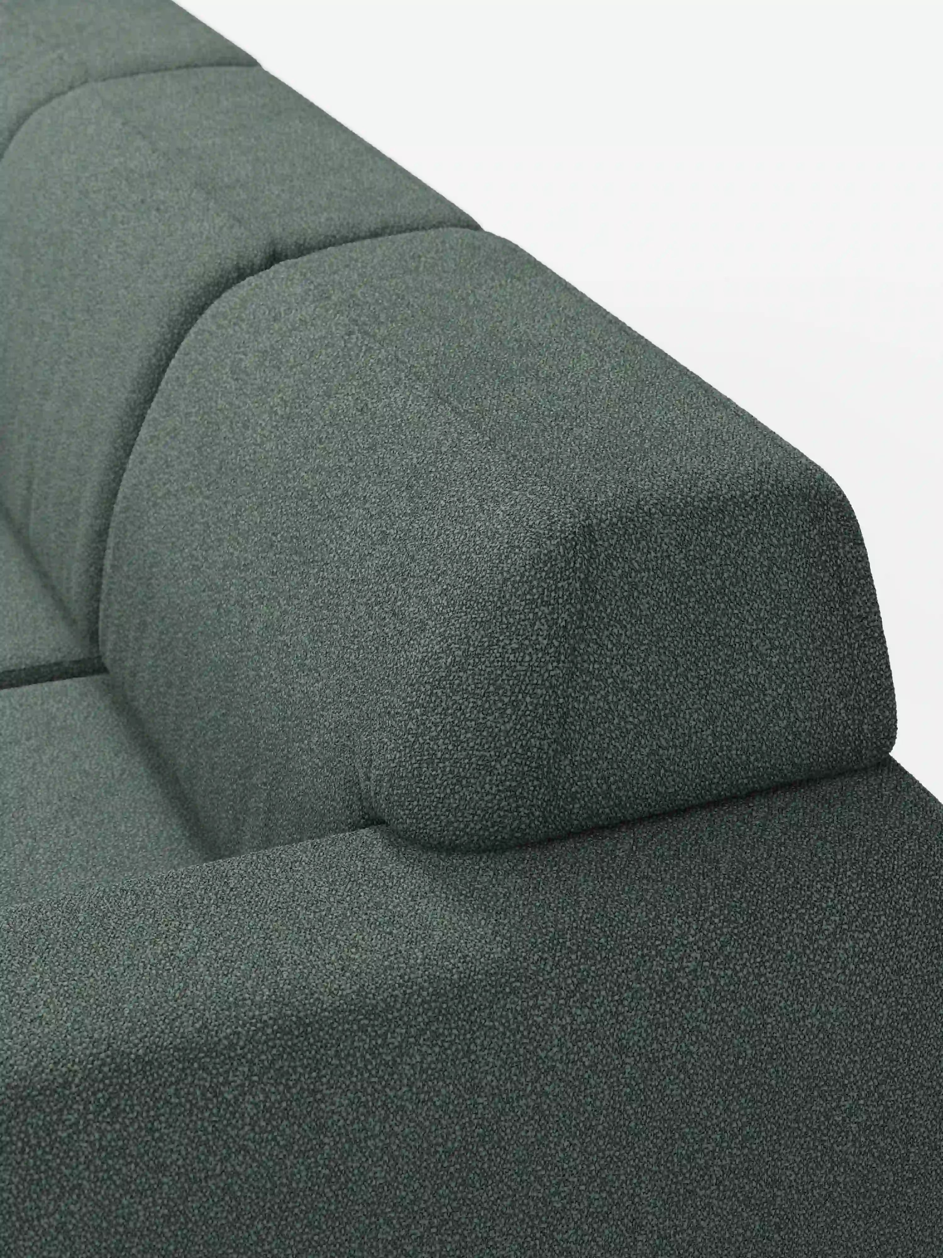 Primo piano del divano Orbit con 3 sedute scorrevoli e allungabili in tessuto effetto cotone smacchiabile T33 di Divani.Store, caratterizzato da un rivestimento grigio scuro con effetto cotone testurizzato, dalle linee pulite e moderne e dai bordi delicatamente arrotondati. Il rivestimento ben aderente e sfoderabile mette in risalto le cuciture precise e il design sagomato dei cuscini. Questo divano comprende tre sedute indipendenti scorrevoli e allungabili, raffigurate su uno sfondo bianco.