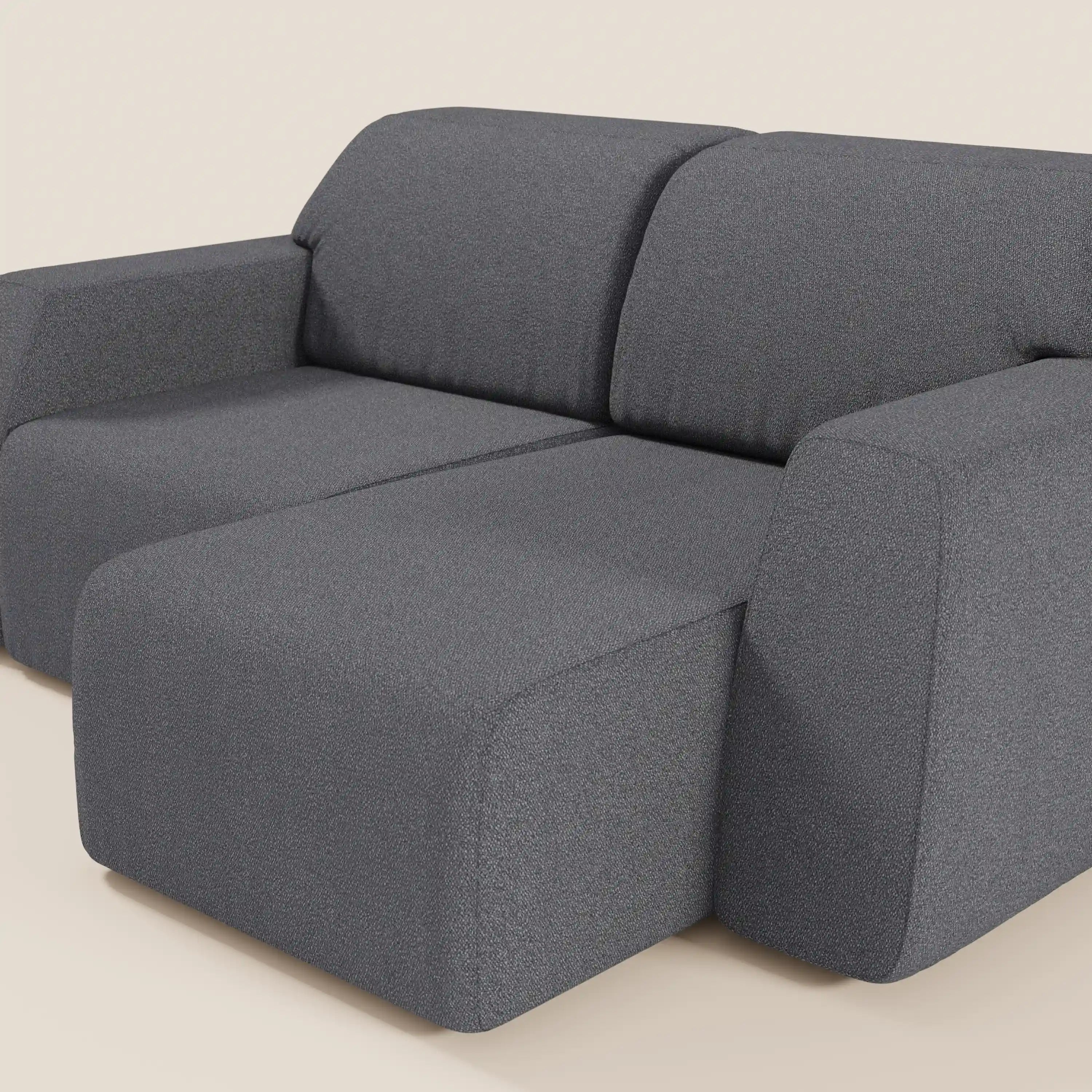 Il divano Orbit 2 e 3 posti di Divani.Store, in tessuto effetto cotone T33 grigio scuro, è caratterizzato da sedute scorrevoli e ampi braccioli. Presentato esteso su sfondo beige chiaro, è completamente sfoderabile e vanta un design elegante e moderno.
