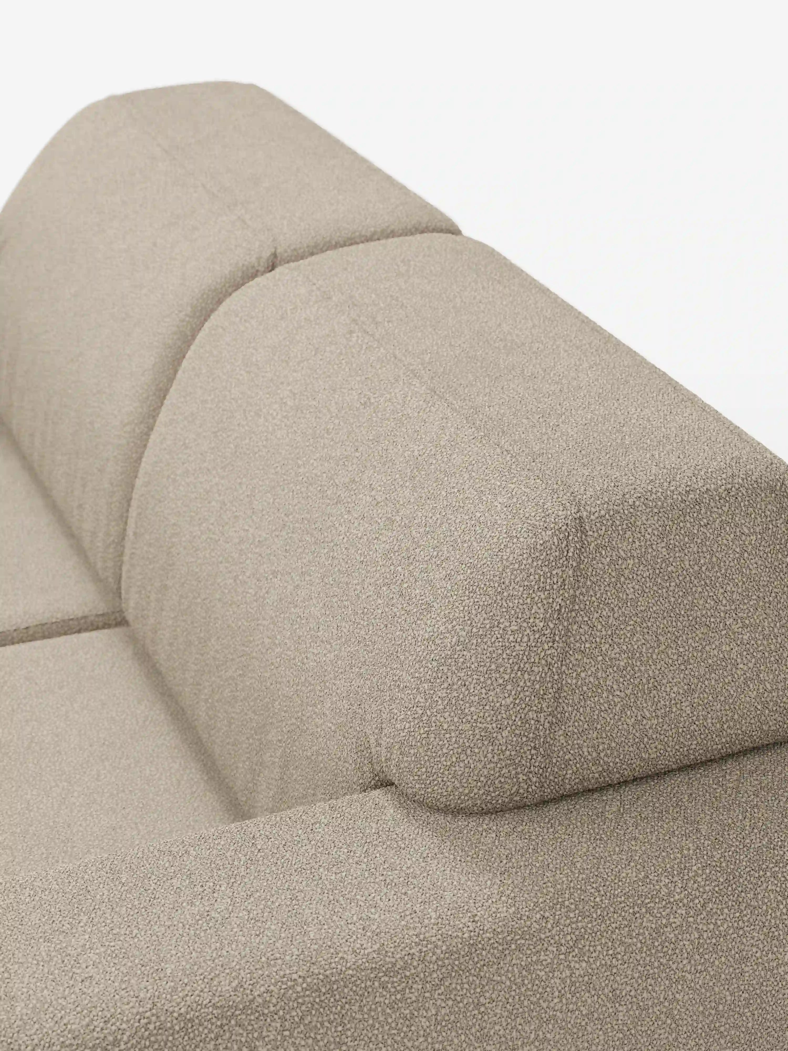 Primo piano del divano Orbit a 2 e 3 posti con sedute scorrevoli di Divani.Store, rivestito in tessuto smacchiabile beige effetto cotone T33. La parte superiore dello schienale e i braccioli sono mostrati in dettaglio, con un delicato motivo screziato e cuciture a vista che accentuano i contorni e la morbidezza dei cuscini. Questo divano moderno completamente sfoderabile è un esempio di design contemporaneo e risalta su uno sfondo bianco a tinta unita.