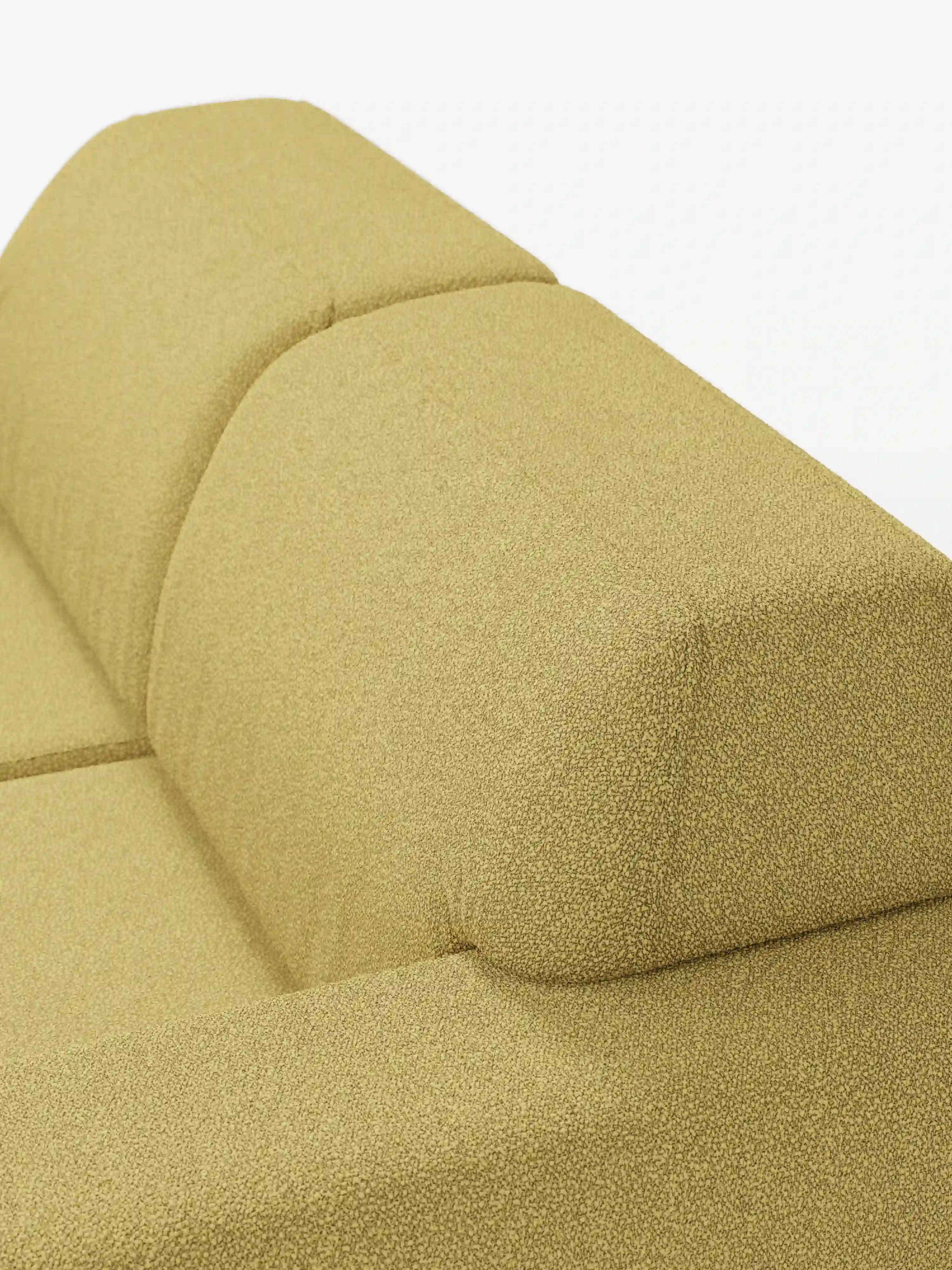 Primo piano del divano Orbit a 2 e 3 posti con sedute scorrevoli di Divani.Store, rivestito in tessuto T33 di cotone color giallo senape chiaro con effetto smacchiabile. L'immagine mette in risalto il rivestimento testurizzato e sfoderabile, i cuscini rigidi e le linee angolari pulite, concentrandosi sulla parte superiore dello schienale e sui braccioli del divano su uno sfondo bianco a tinta unita.