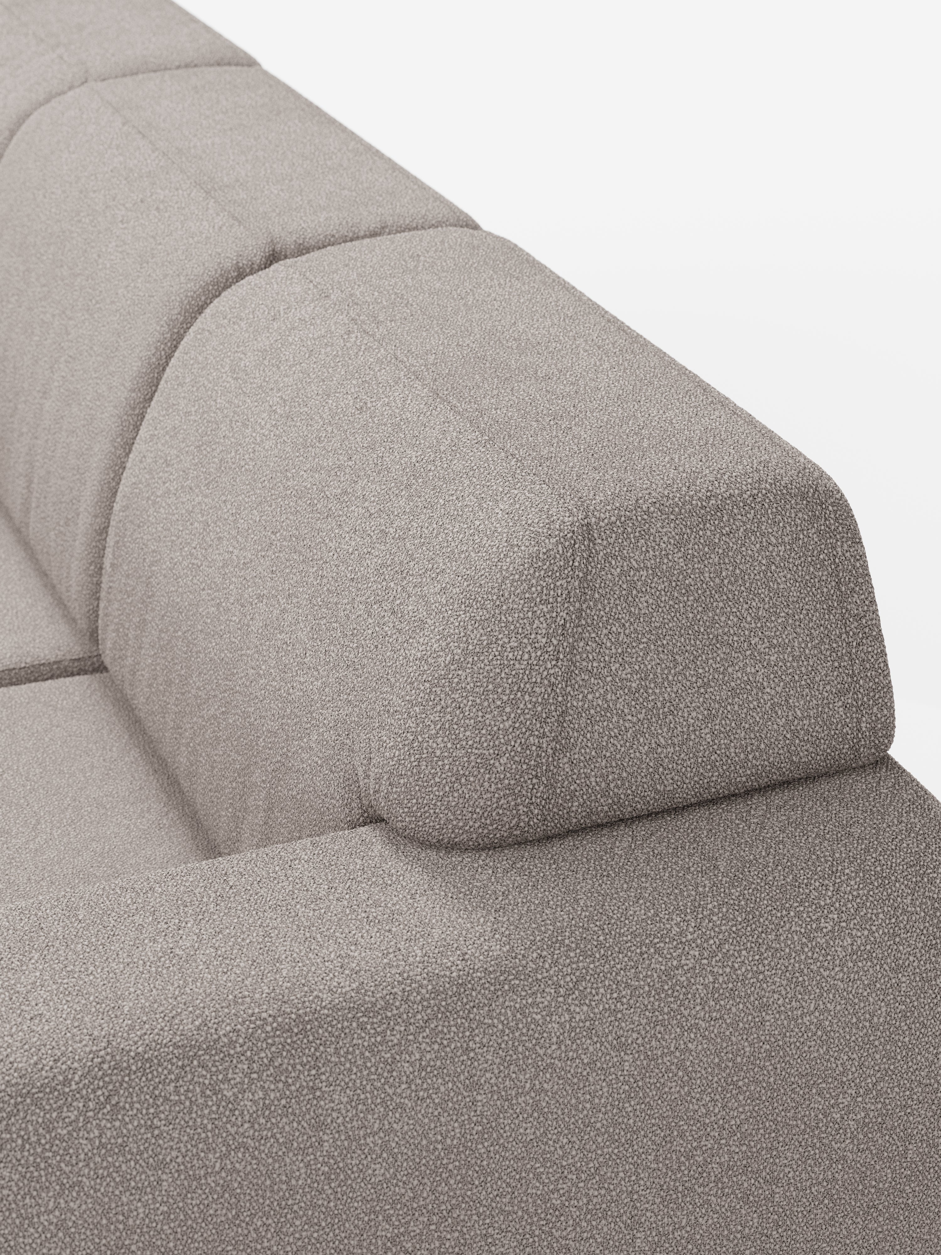 Un primo piano del divano angolare Orbit con penisola reversibile e tutte le sedute allungabili in tessuto smacchiabile effetto cotone T33 di Divani.Store, caratterizzato da cuscini squadrati e geometrici e da linee pulite, in un rivestimento moderno color grigio chiaro con una delicata trama screziata. L'immagine è ripresa da un'angolazione che mette in risalto lo schienale e i braccioli su uno sfondo bianco.
