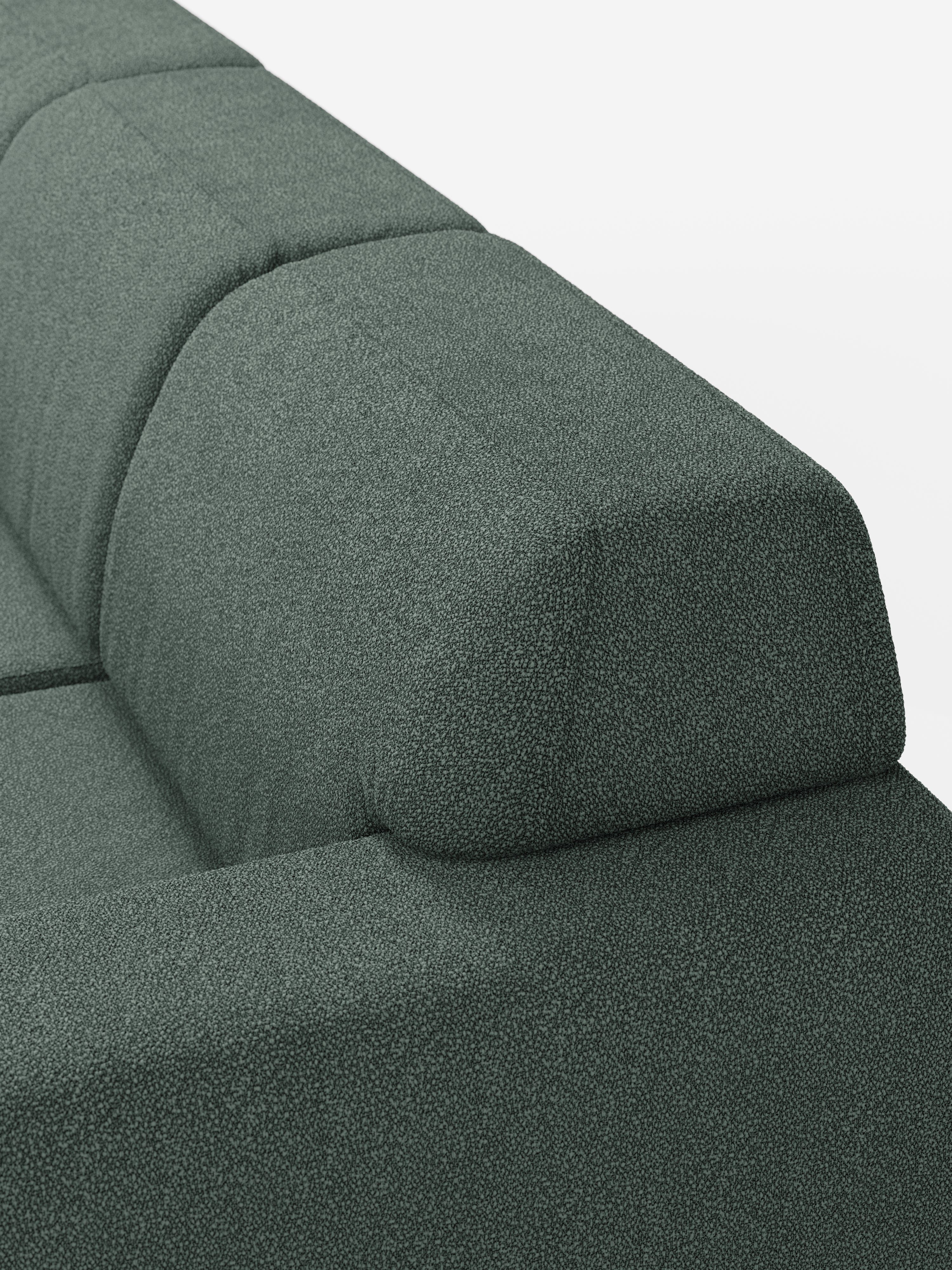 Primo piano del divano angolare Orbit con penisola reversibile e tutte le sedute allungabili in tessuto smacchiabile effetto cotone T33 di Divani.Store, che mostra una sezione dello schienale e del bracciolo con il suo tessuto testurizzato verde scuro. Il design si caratterizza per linee pulite e un’estetica minimalista su sfondo bianco, che esalta la flessibilità di questo divano modulare pensato per gli spazi abitativi contemporanei.