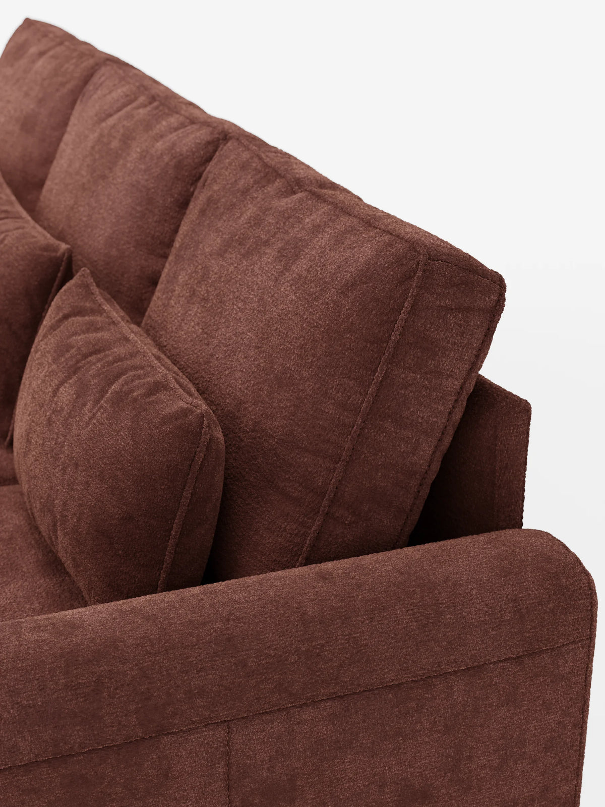 Un divano letto Ottaviano marrone, dalla trama ruvida, con letto estraibile, penisola reversibile e contenitore in tessuto materico lavabile, è raffigurato da un'angolazione laterale alta su uno sfondo bianco, caratterizzato da spessi cuscini dello schienale e da un bracciolo abbinato.