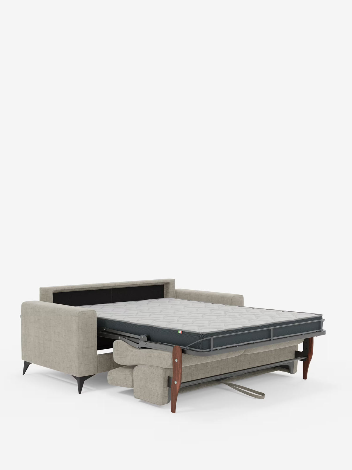Un divano letto matrimoniale Pegaso di colore grigio chiaro di Divani.Store, rivestito in tessuto jacquard smacchiabile T22 e dotato di gambe in legno, è raffigurato con il materasso esteso per trasformarlo in letto. Lo sfondo bianco a tinta unita mette in risalto il meccanismo di sostegno visibile sotto il materasso, mentre i poggiatesta regolabili del divano ne esaltano il fascino moderno.