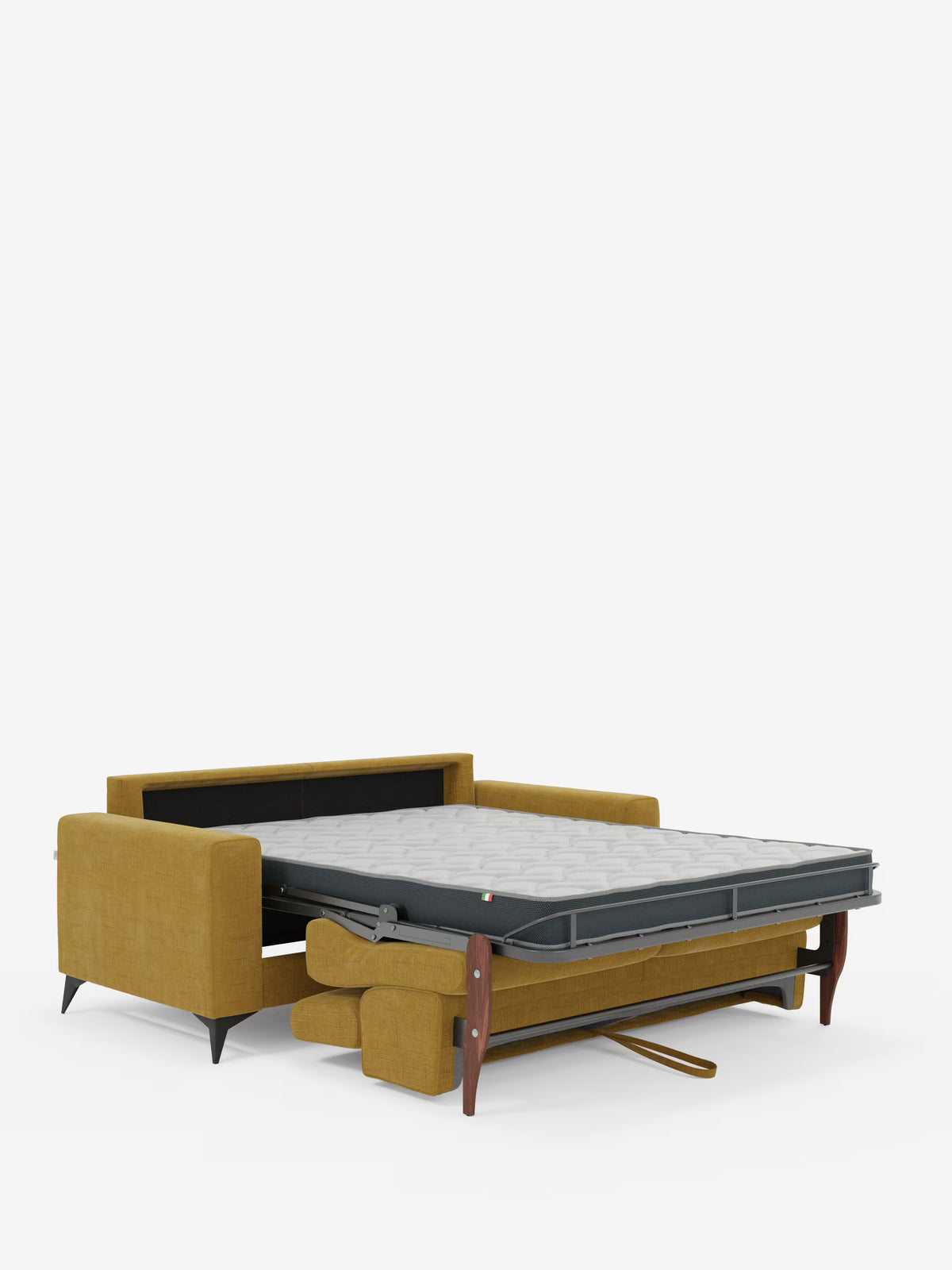 Un divano letto matrimoniale Pegaso color giallo senape di Divani.Store, rivestito in tessuto jacquard antimacchia T22, è raffigurato con la struttura metallica estraibile e il materasso completamente disteso. Le gambe di sostegno e i braccioli in legno creano un elegante contrasto con il rivestimento, mettendo in risalto il design moderno di questo divano letto. I poggiatesta reclinabili, insieme ai cuscini dello schienale e della seduta, rimangono visibili anche quando il divano è aperto, il tutto su uno