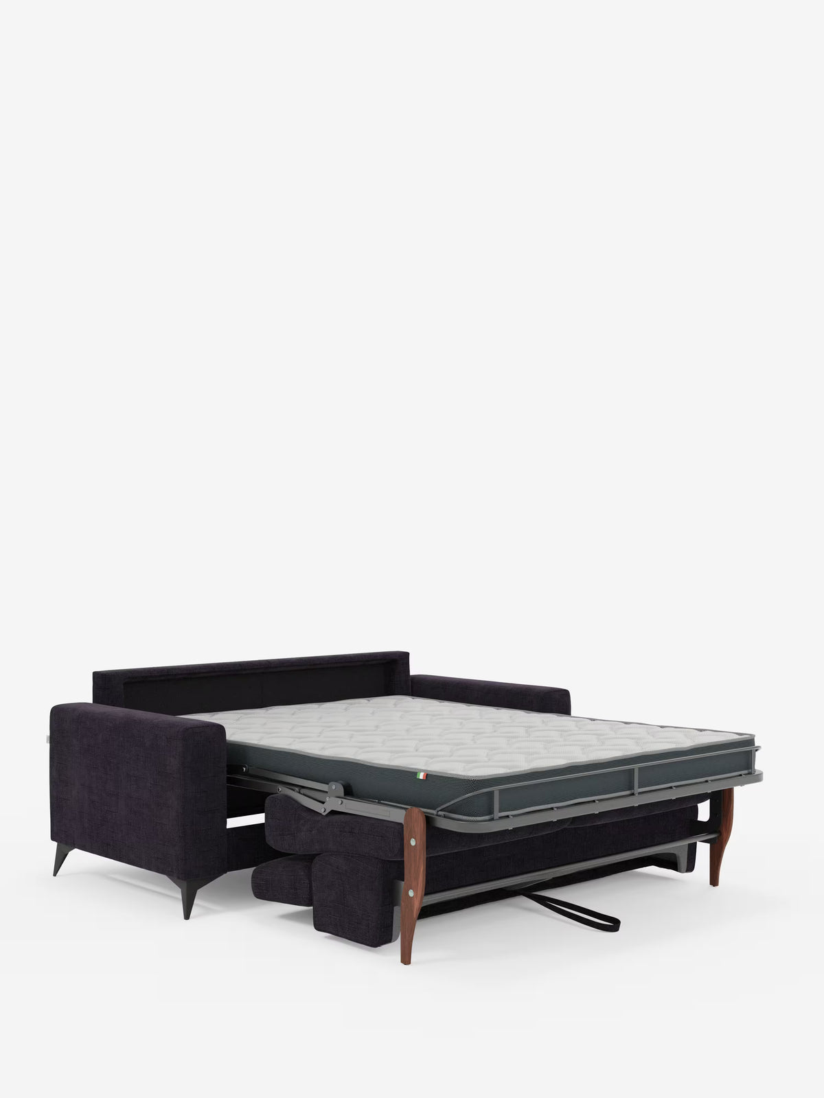 Un divano letto matrimoniale Pegaso di Divani.Store, rivestito in tessuto jacquard T22 nero smacchiabile e dotato di gambe in legno, viene mostrato aperto con la struttura metallica estraibile che rivela un materasso queen-size. Il divano letto presenta schienale e braccioli squadrati, oltre a poggiatesta regolabili, e il materasso giace disteso, pronto per essere utilizzato come letto, su uno sfondo bianco a tinta unita.